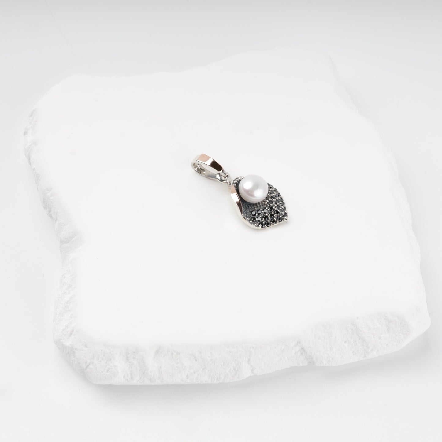 Silver 925 pearl pendant with Gold 375 accent — detail — Kabluchka
