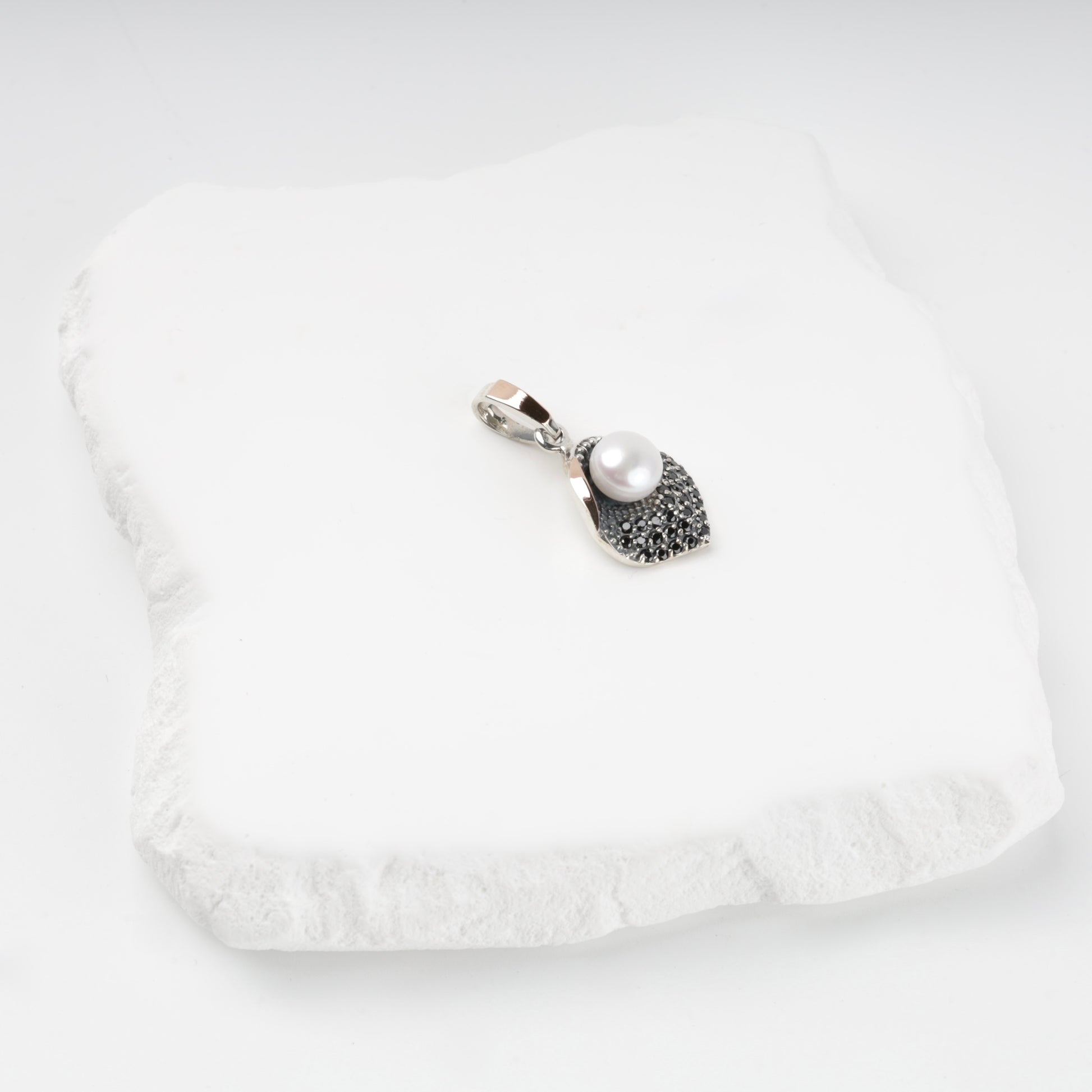 Silver 925 pearl pendant with Gold 375 accent — detail — Kabluchka