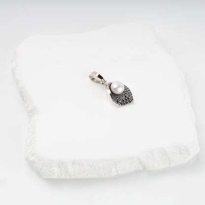 Silver 925 pearl pendant with Gold 375 accent — detail — Kabluchka