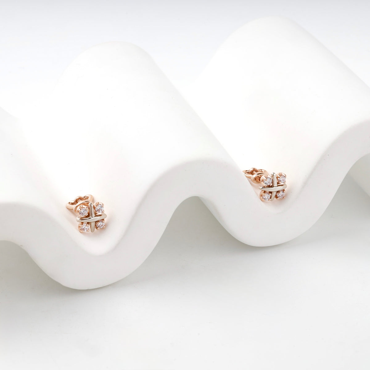 Rose Gold 14K (585) Geometric Cubic Zirconia Stud Earrings — detail view — Kabluchka