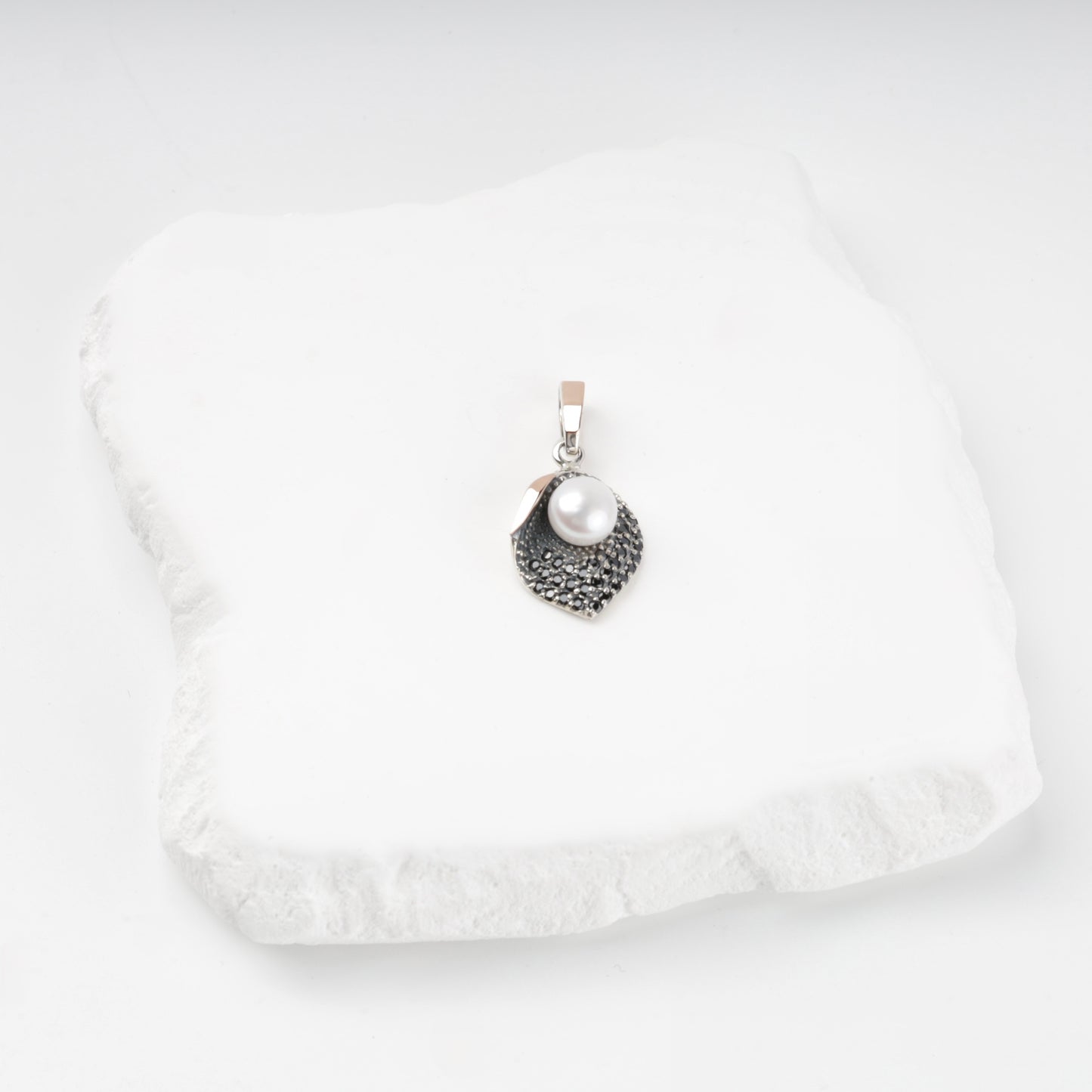 Pearl and cubic zirconia pendant — front view — Kabluchka