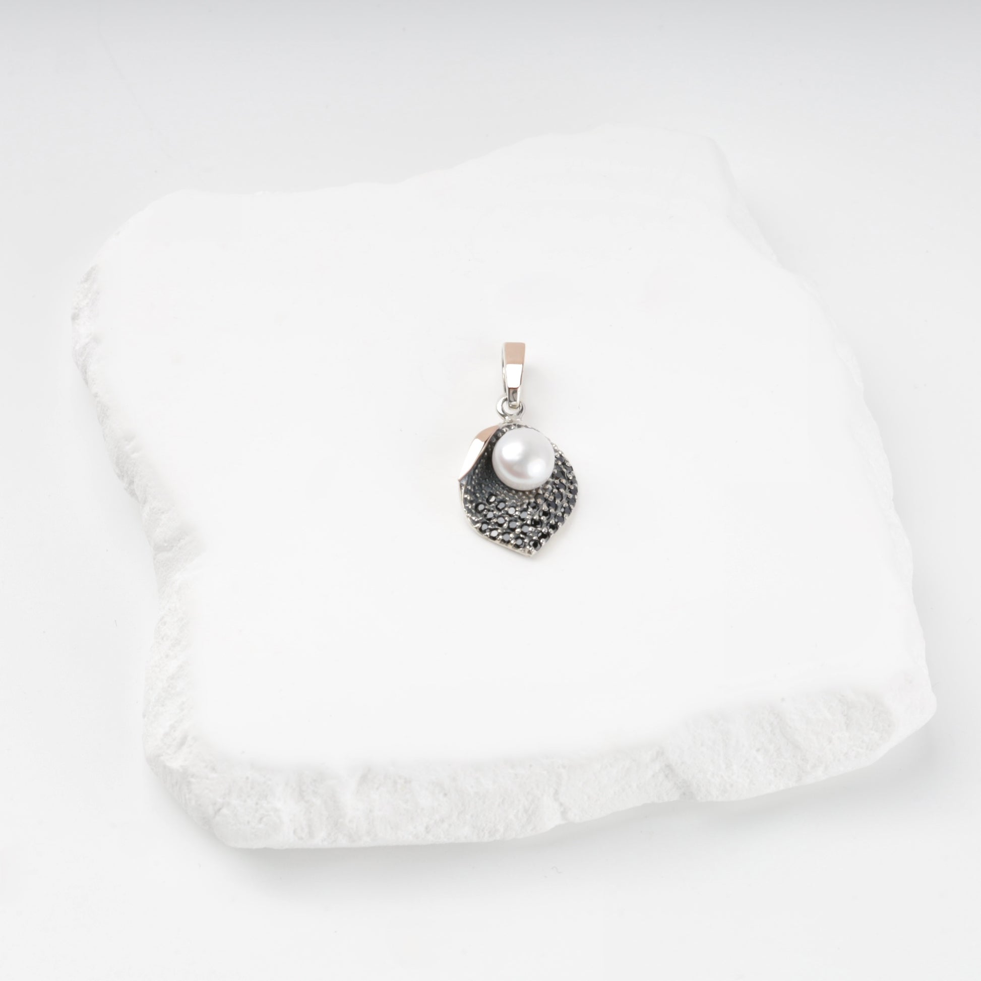 Pearl and cubic zirconia pendant — front view — Kabluchka