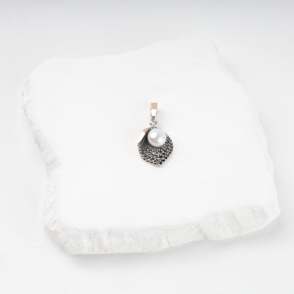 Pearl and cubic zirconia pendant — front view — Kabluchka