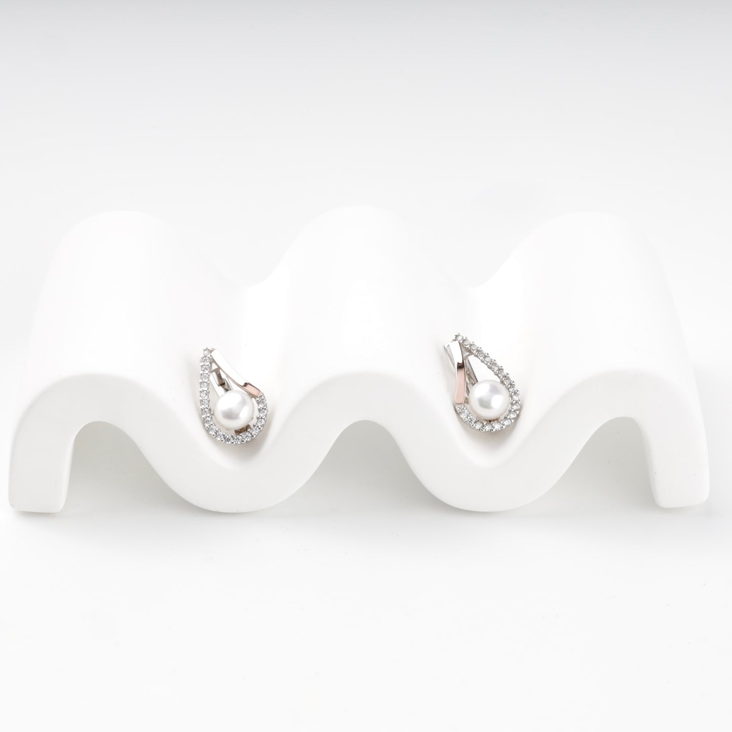 Gold 375 accent and pearl earrings — angled view — Kabluchka