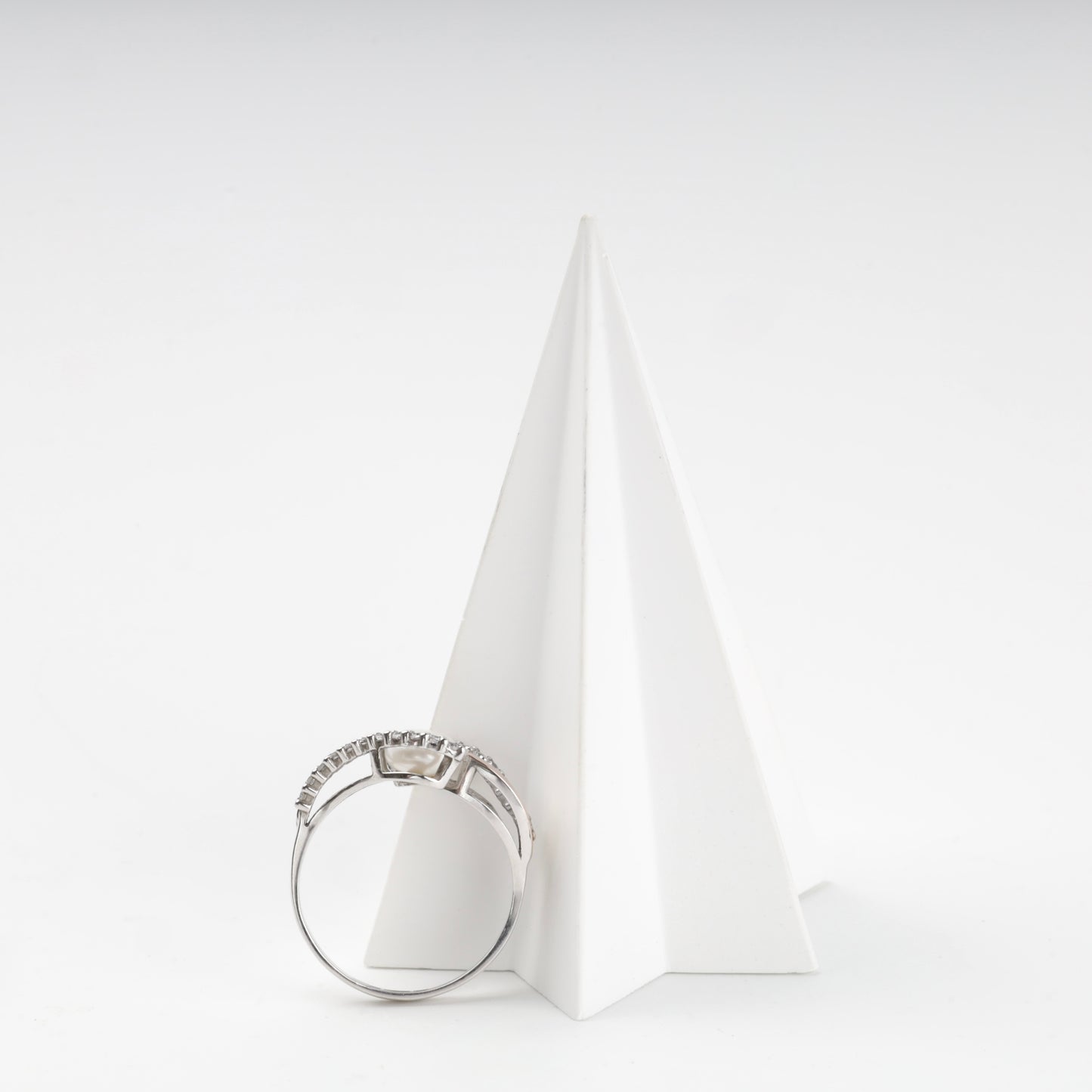 Pearl and cubic zirconia open ring — front view — Kabluchka