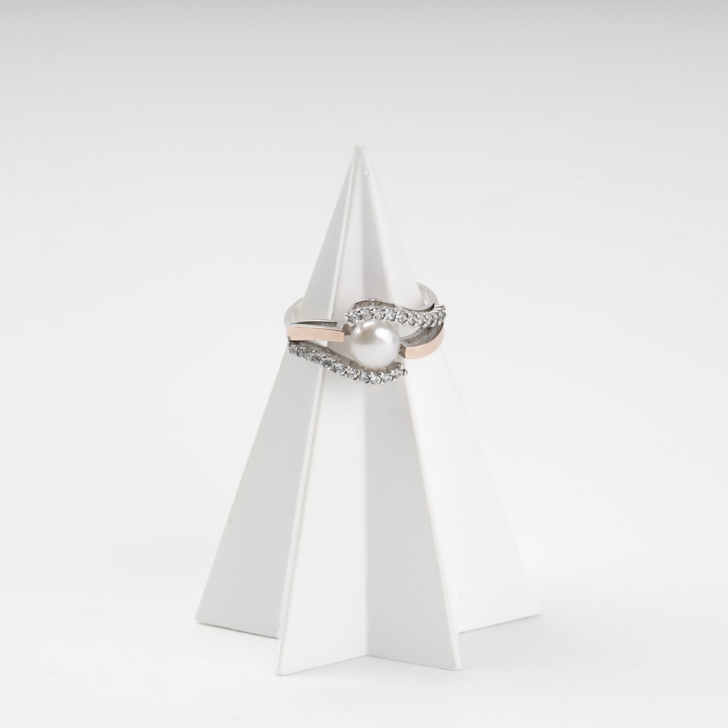 Silver 925 pearl ring with flowing cubic zirconia lines — Kabluchka