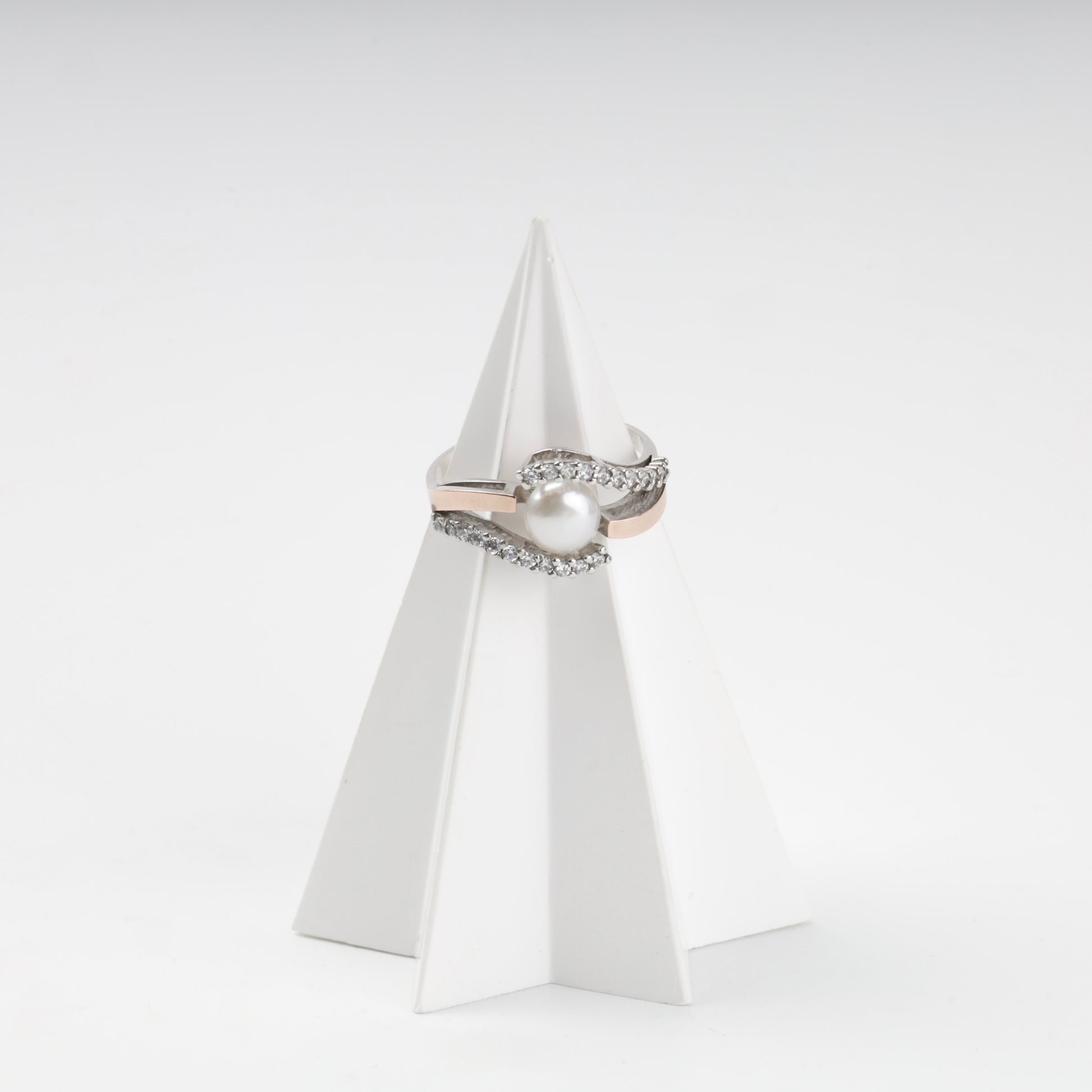 Silver 925 pearl ring with flowing cubic zirconia lines — Kabluchka