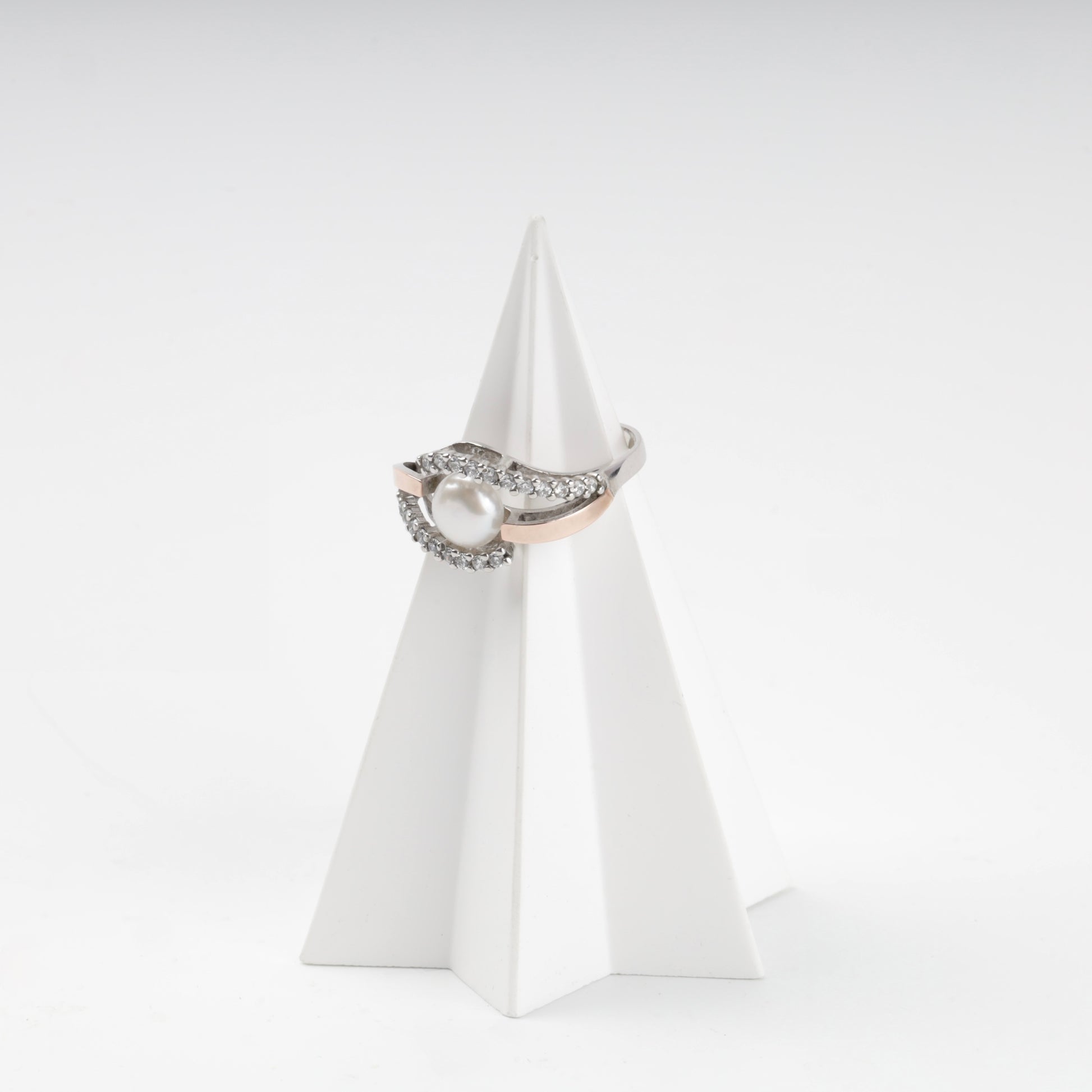 Gold 375 accent on pearl open ring — detail — Kabluchka