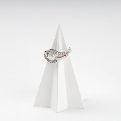 Gold 375 accent on pearl open ring — detail — Kabluchka