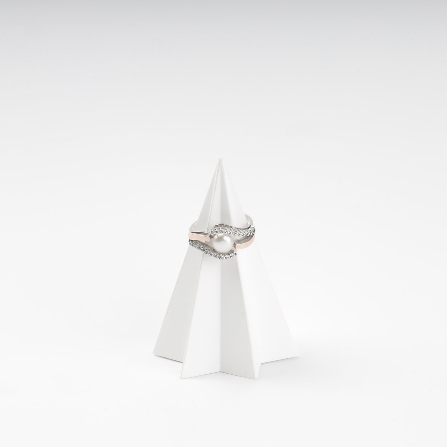 Pearl and cubic zirconia ring — side view — Kabluchka