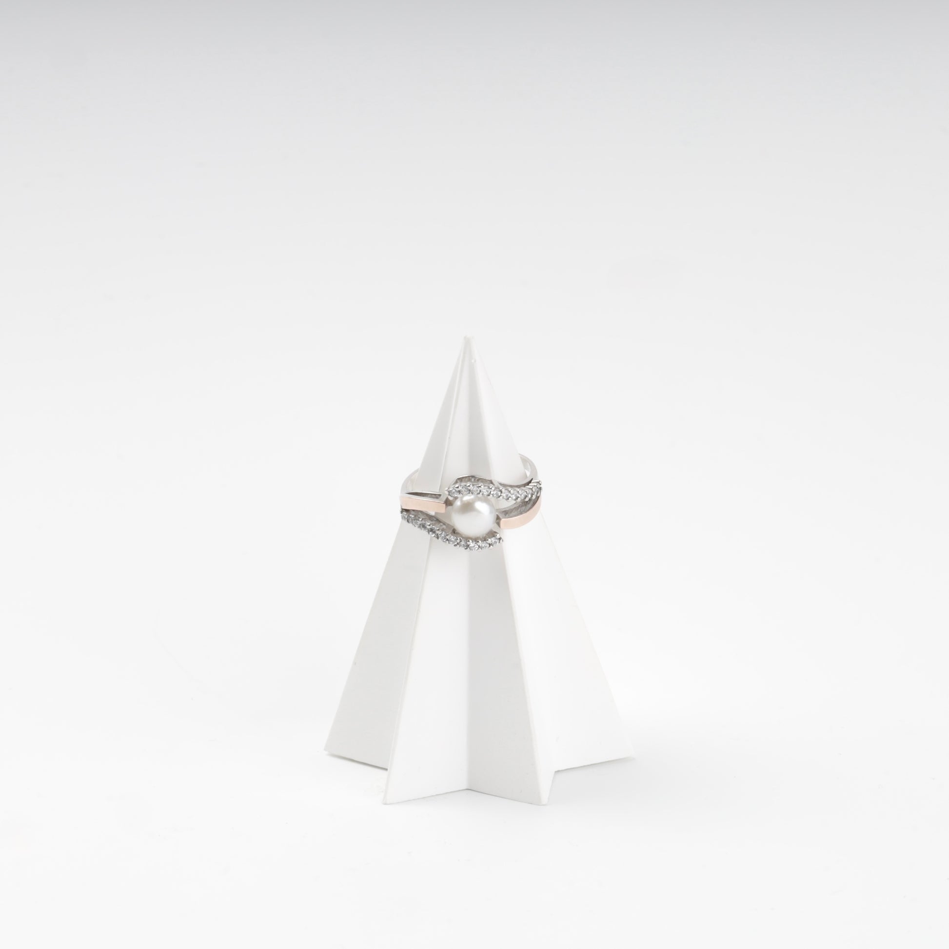 Pearl and cubic zirconia ring — side view — Kabluchka