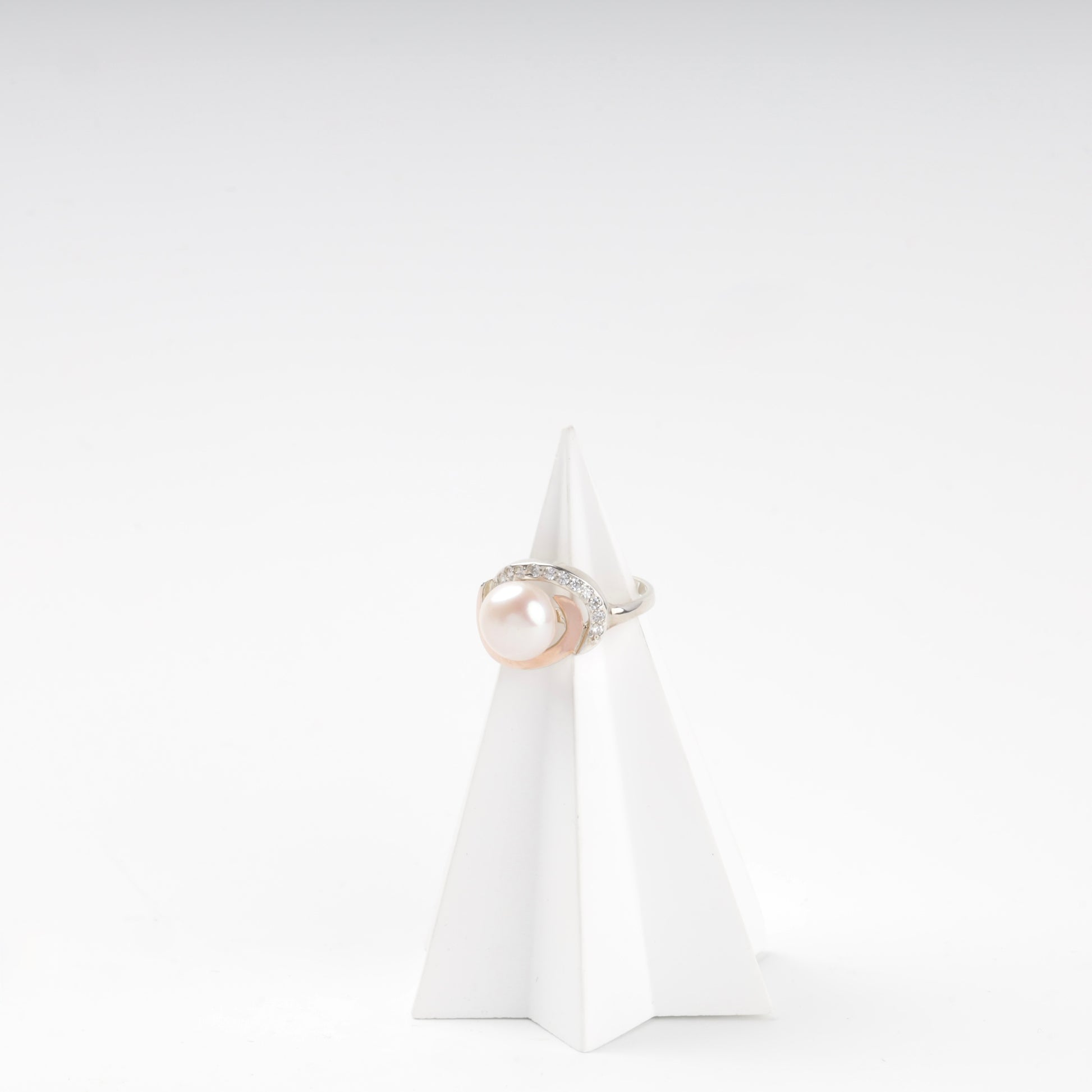 Pearl and cubic zirconia ring in Silver 925 and Gold 375 — side view — Kabluchka