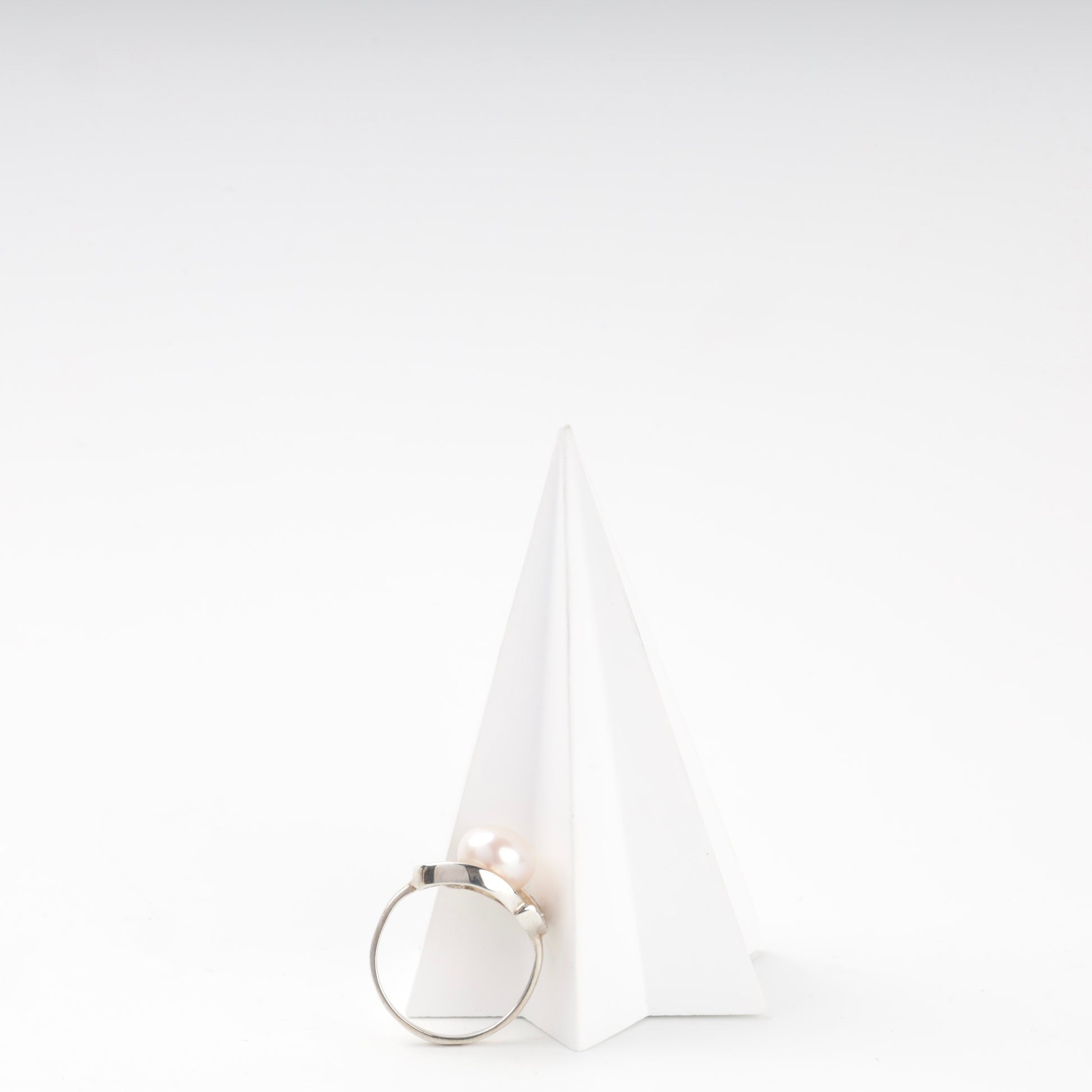 0075 pearl and cubic zirconia ring — profile view — Kabluchka