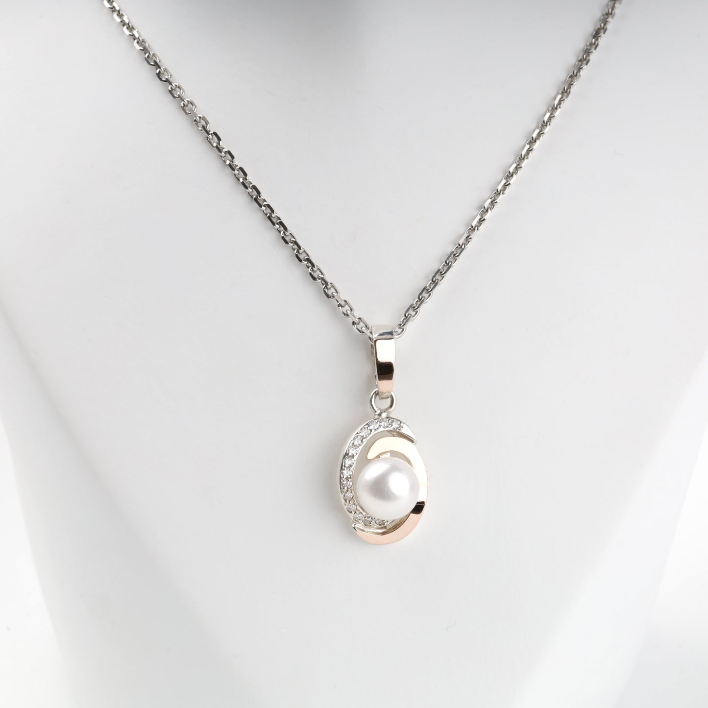 0075 pearl and cubic zirconia pendant on styling chain — Kabluchka