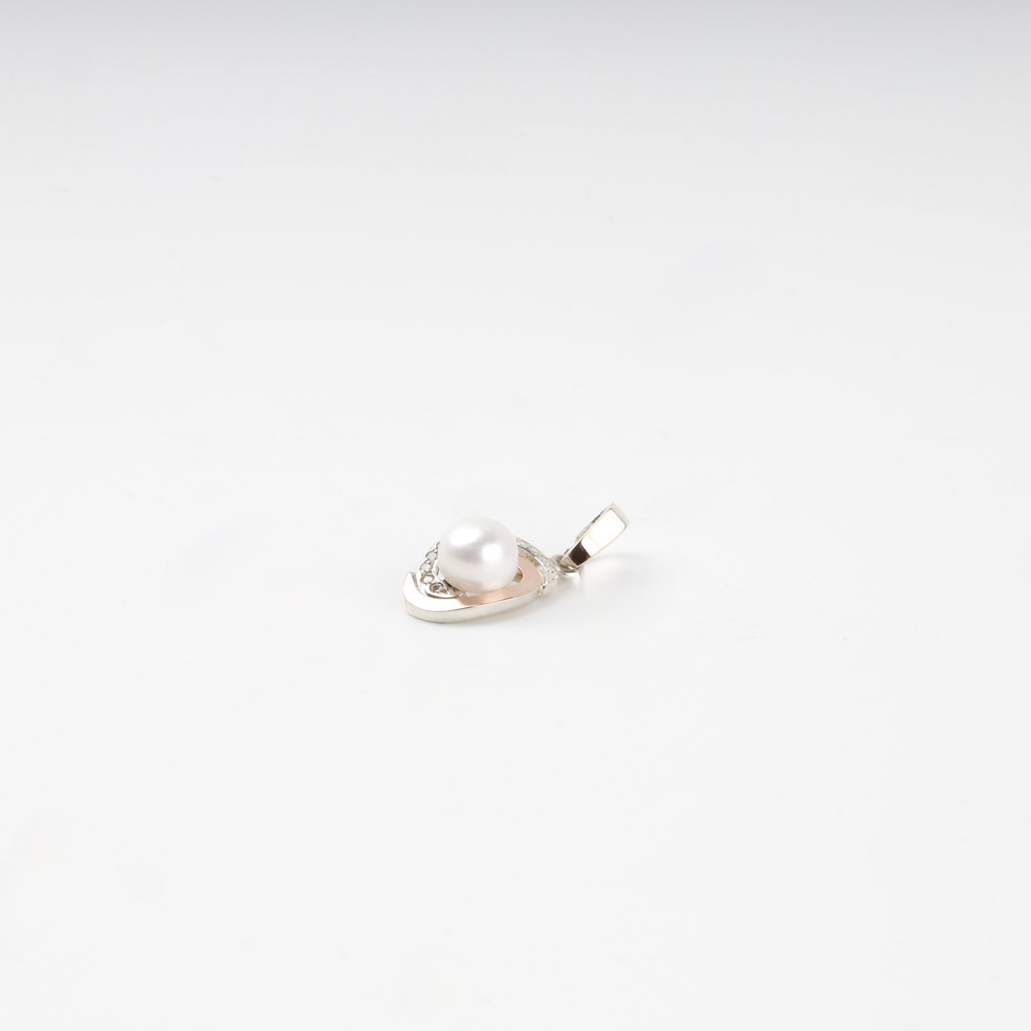Pearl and cubic zirconia pendant — side profile — Kabluchka