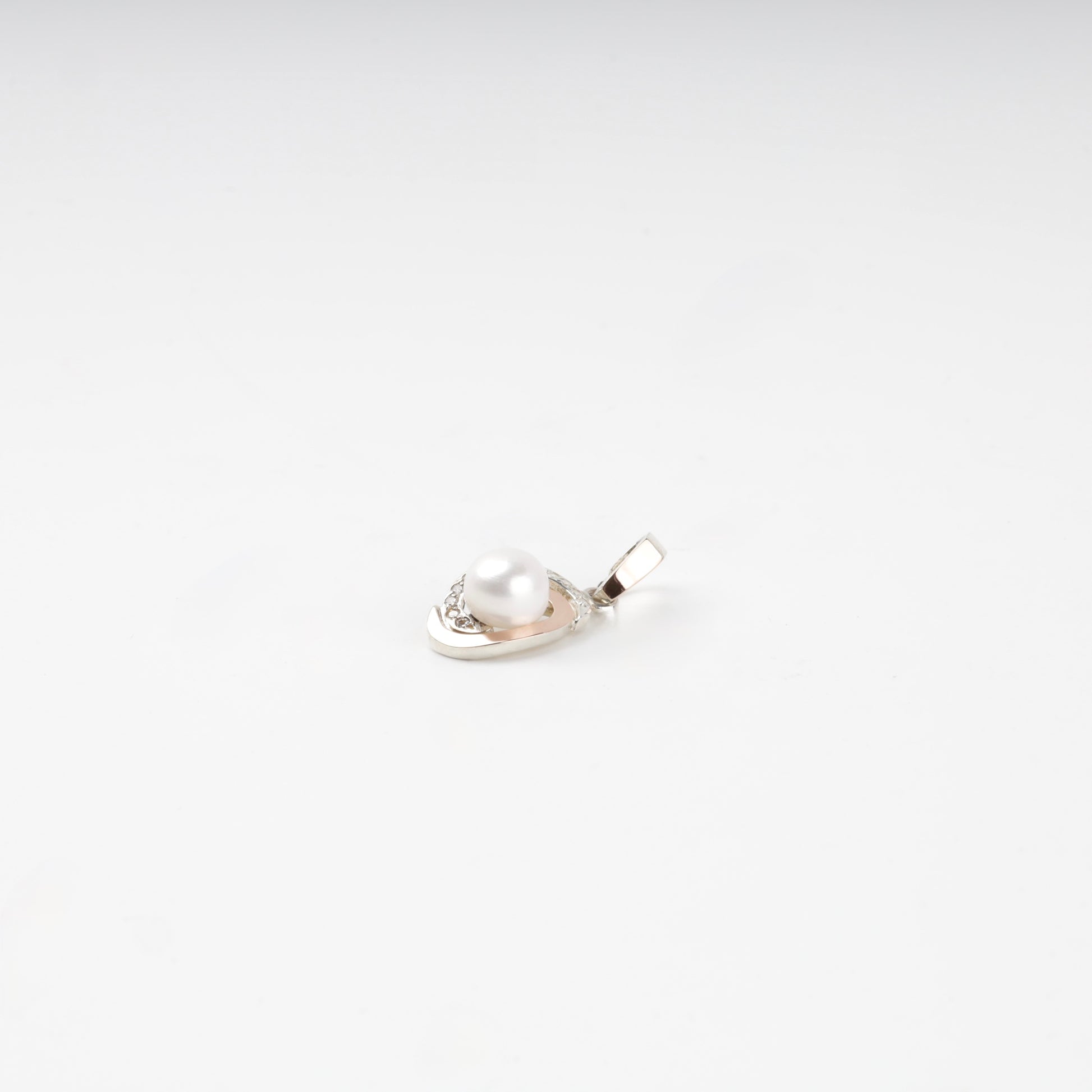 Pearl and cubic zirconia pendant — side profile — Kabluchka
