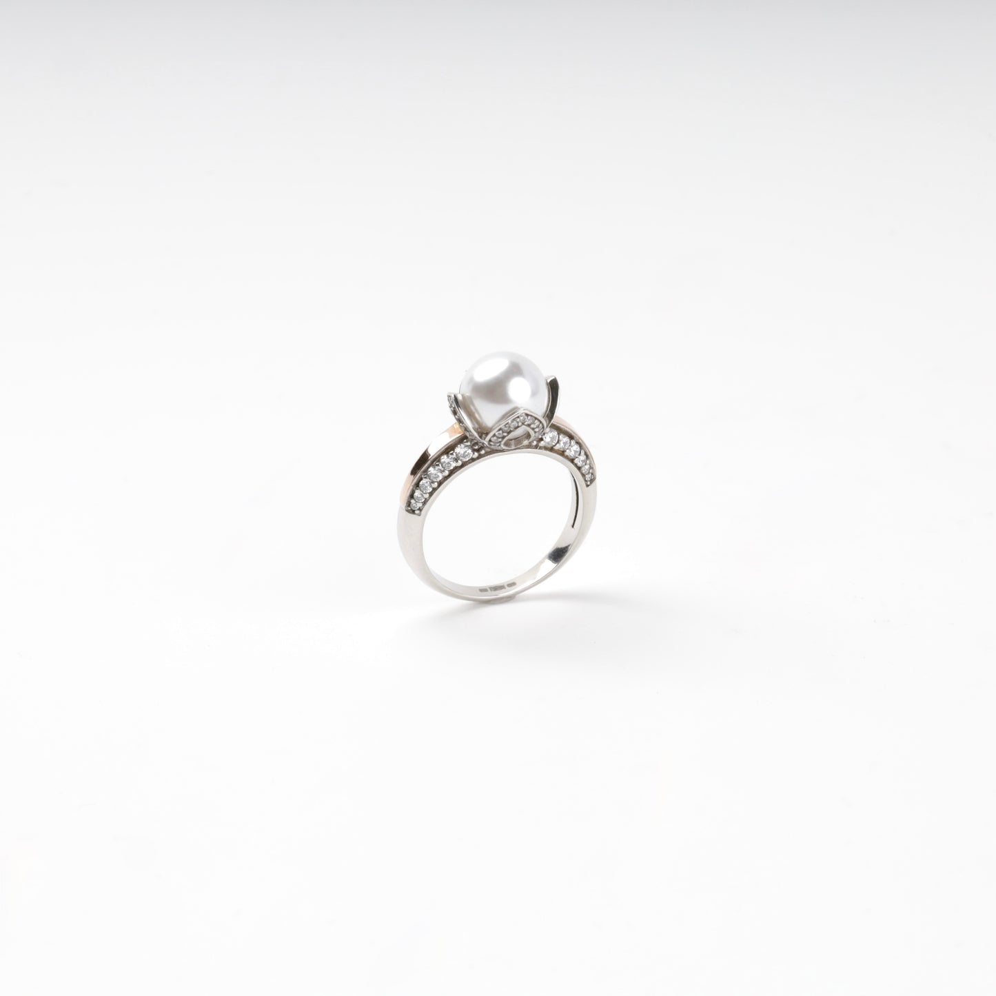 Silver 925 ring with imitation pearl, cubic zirconia, and Gold 375 — Kabluchka