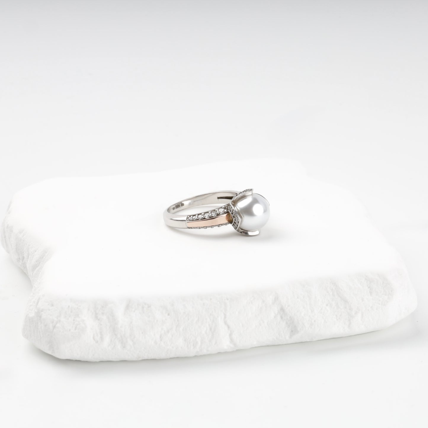 Rhodium-plated silver and gold pearl ring front view — Kabluchka