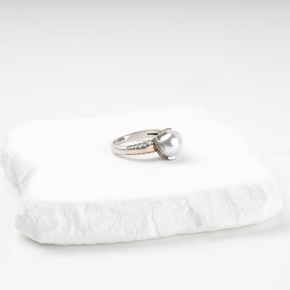 Rhodium-plated silver and gold pearl ring front view — Kabluchka