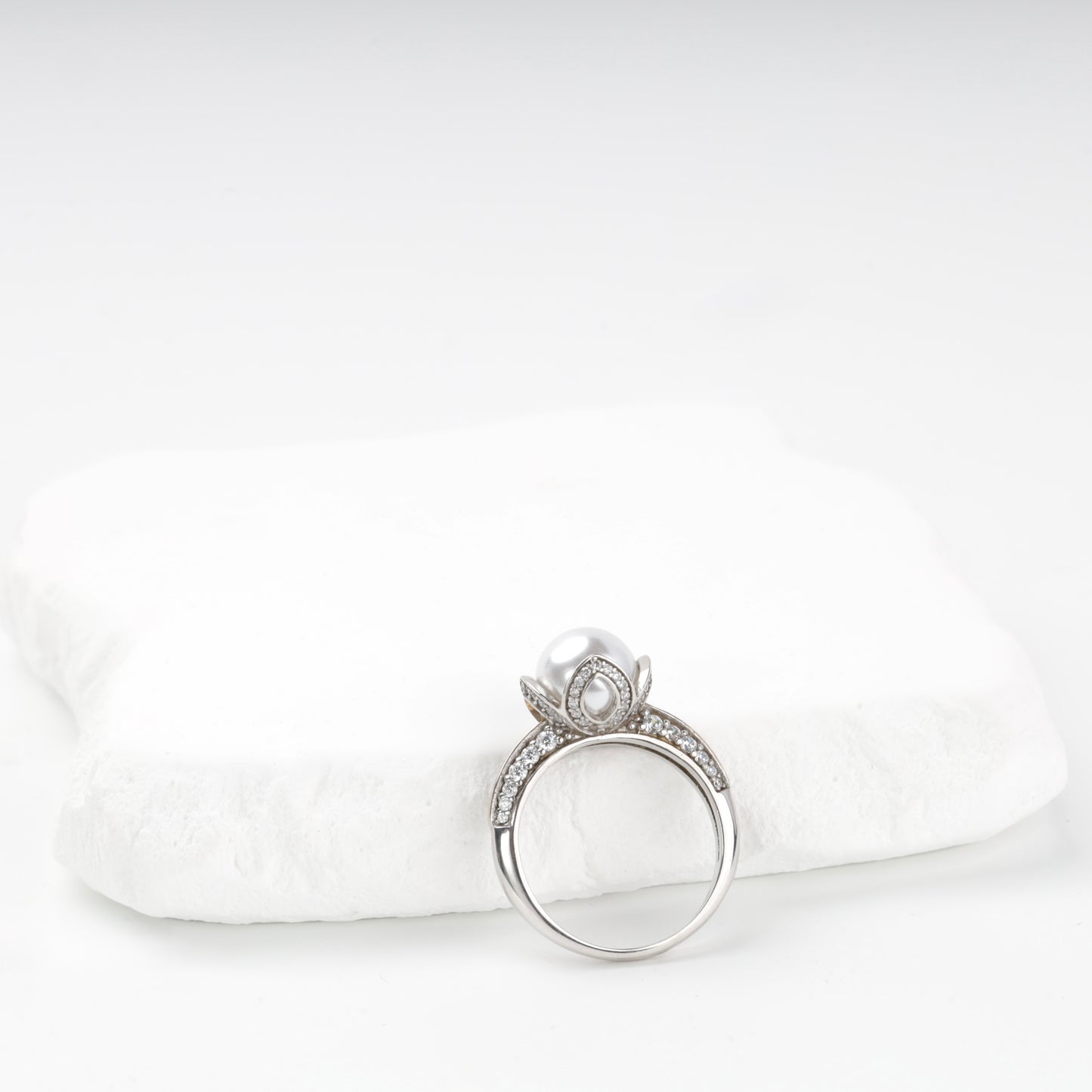 Pearl and cubic zirconia ring side view — Kabluchka