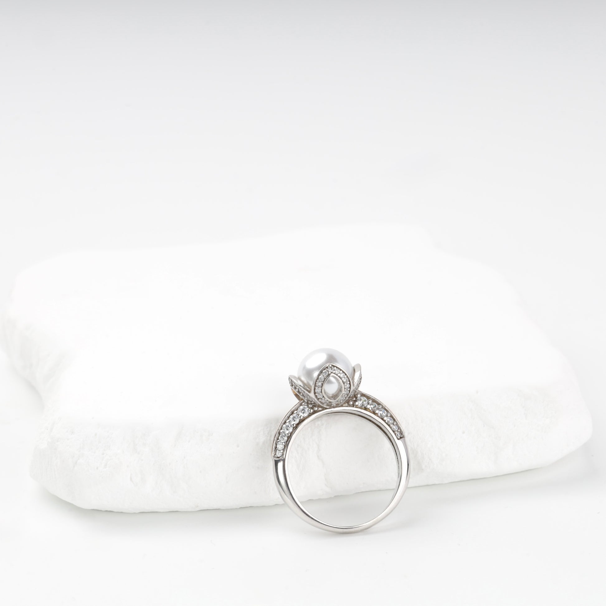 Pearl and cubic zirconia ring side view — Kabluchka