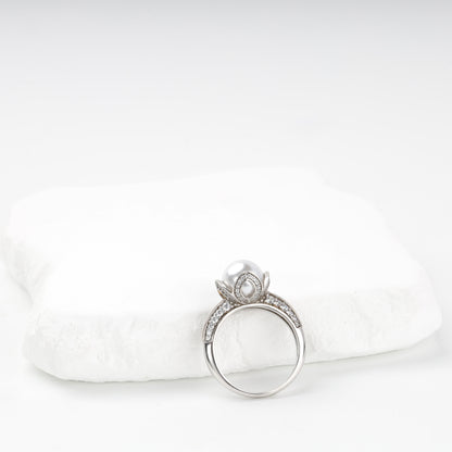 Pearl and cubic zirconia ring side view — Kabluchka