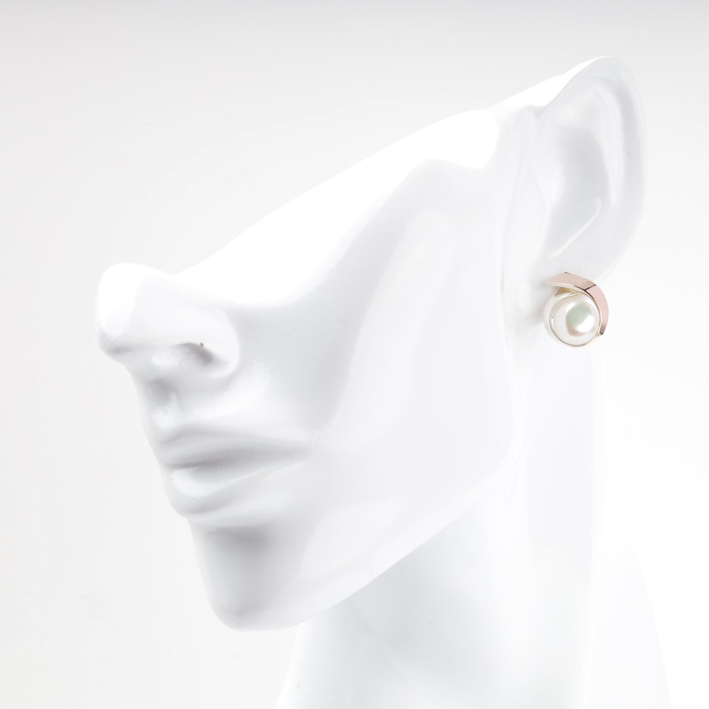 Silver and gold pearl earring worn on ear — Kabluchka