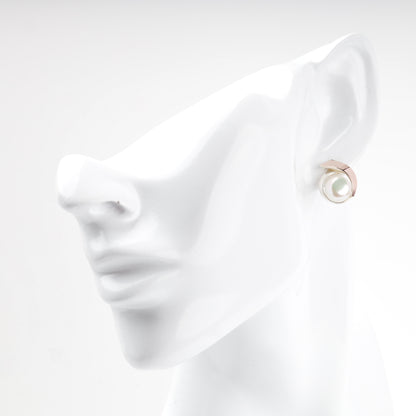 Silver and gold pearl earring worn on ear — Kabluchka