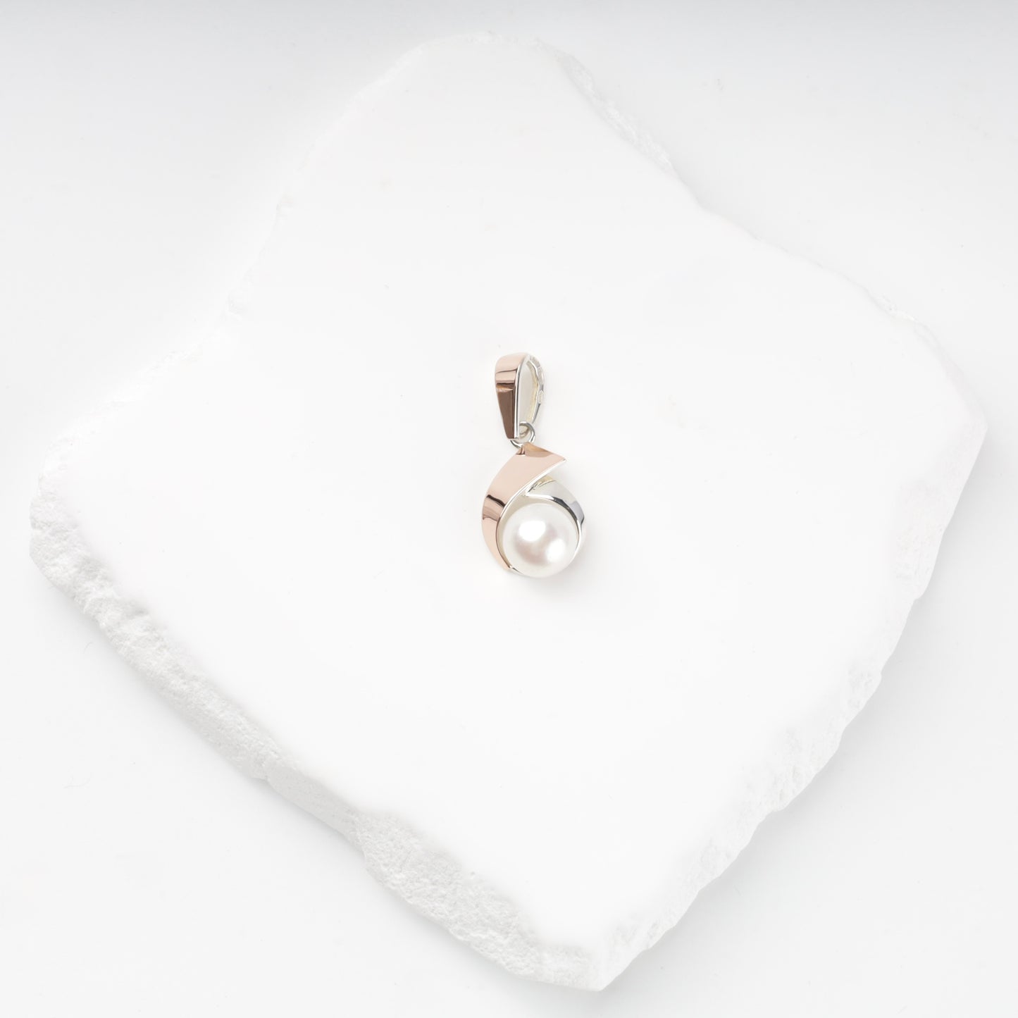 Two-tone Silver 925 cultured pearl pendant — front view — Kabluchka