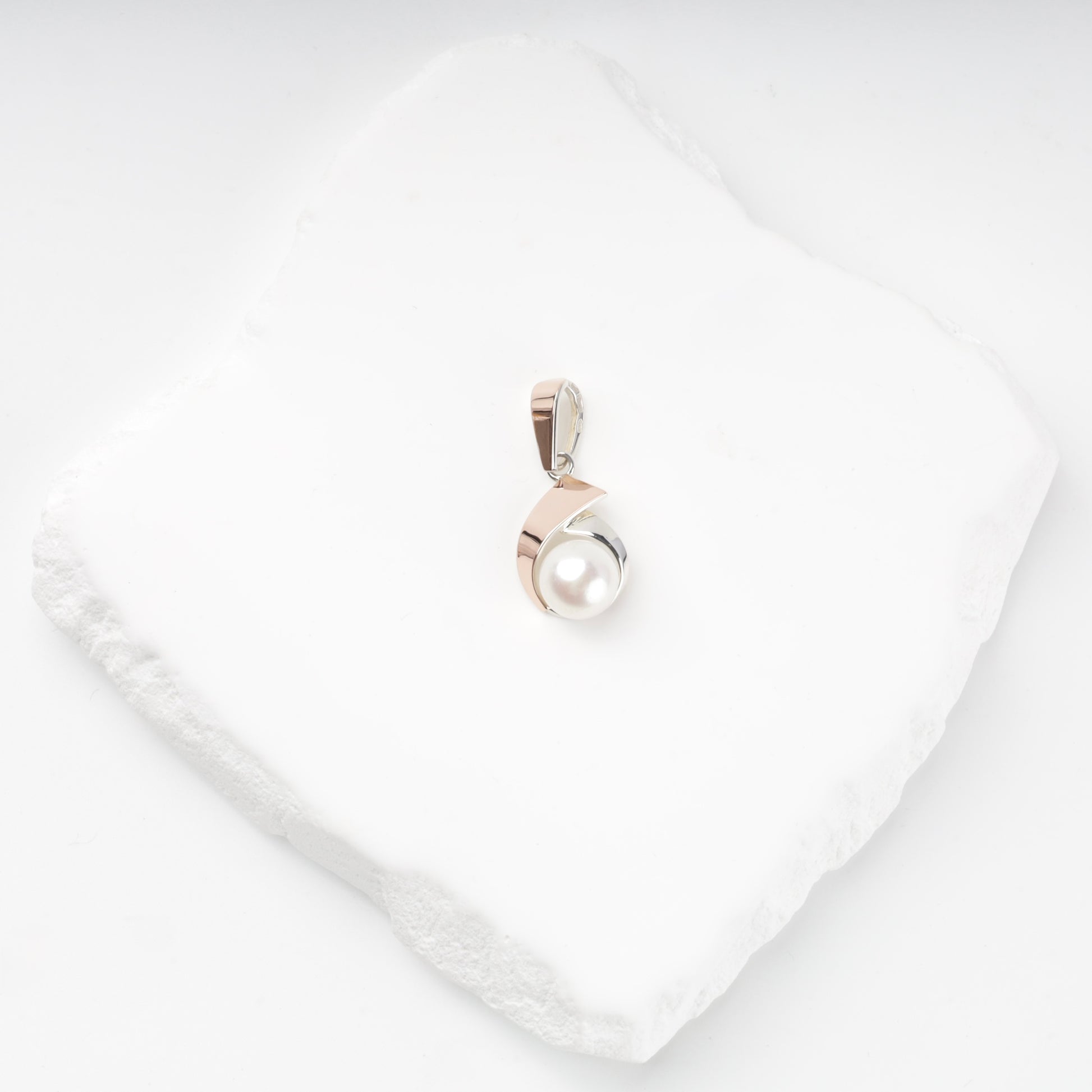 Two-tone Silver 925 cultured pearl pendant — front view — Kabluchka