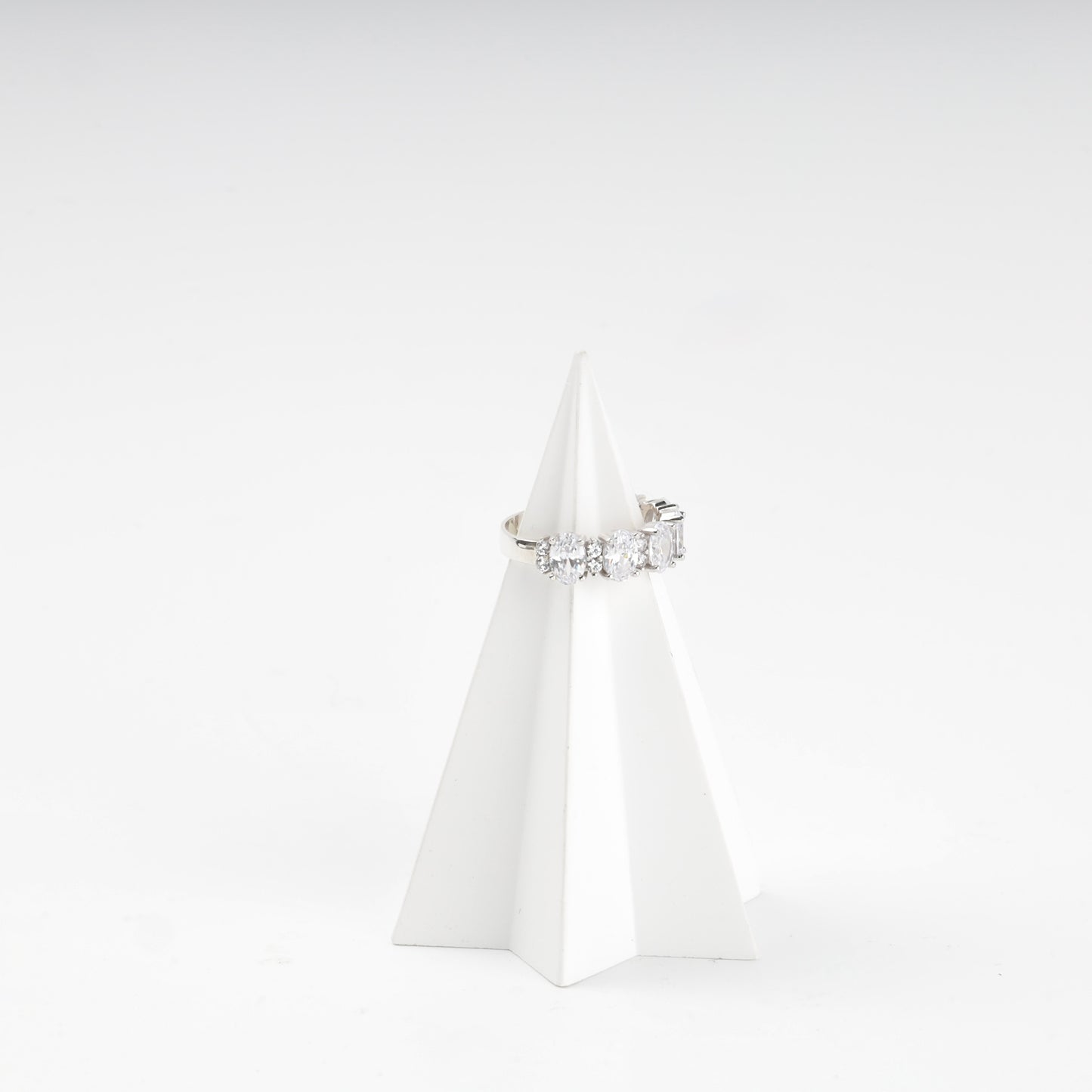 Oval cubic zirconia ring — side detail — Kabluchka