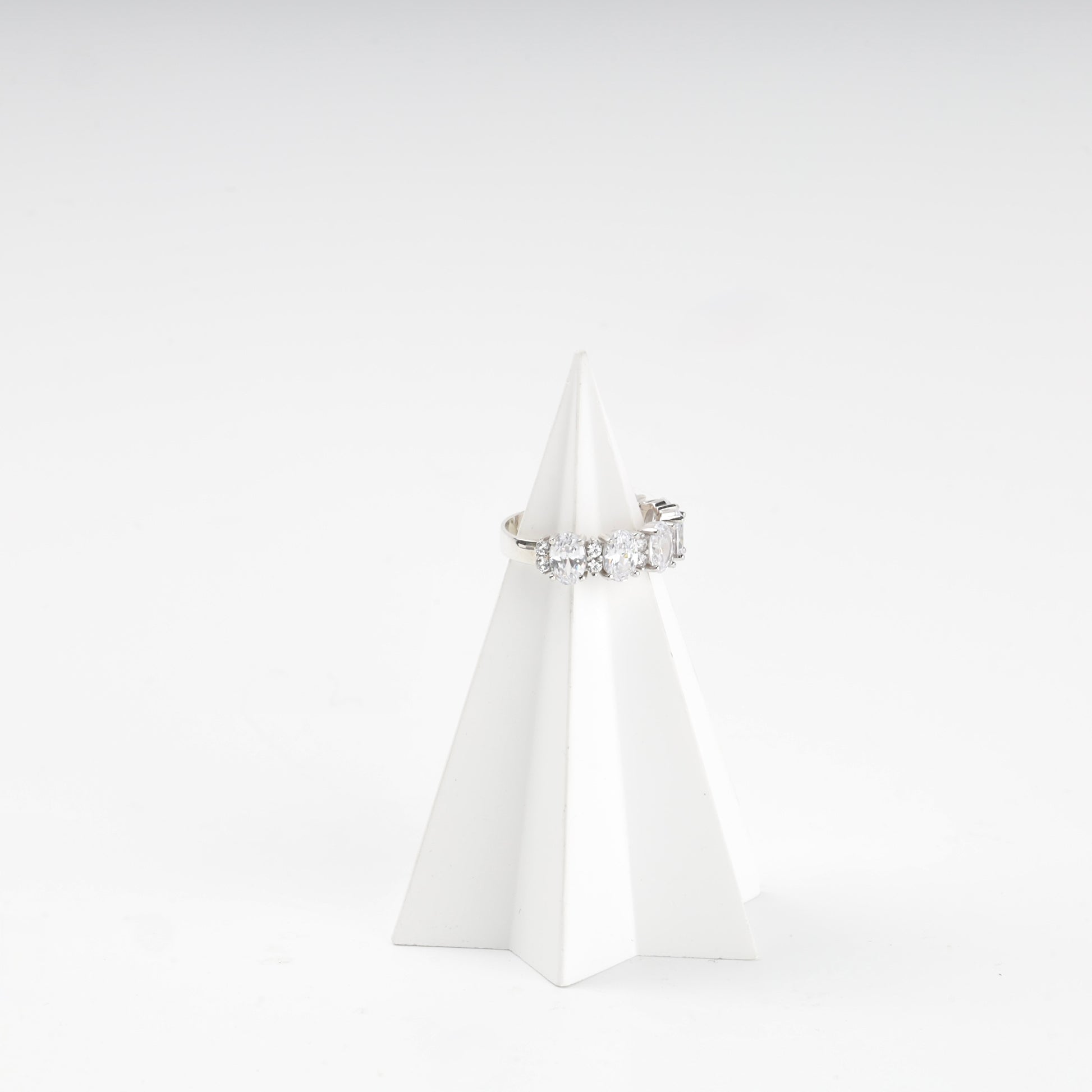 Oval cubic zirconia ring — side detail — Kabluchka