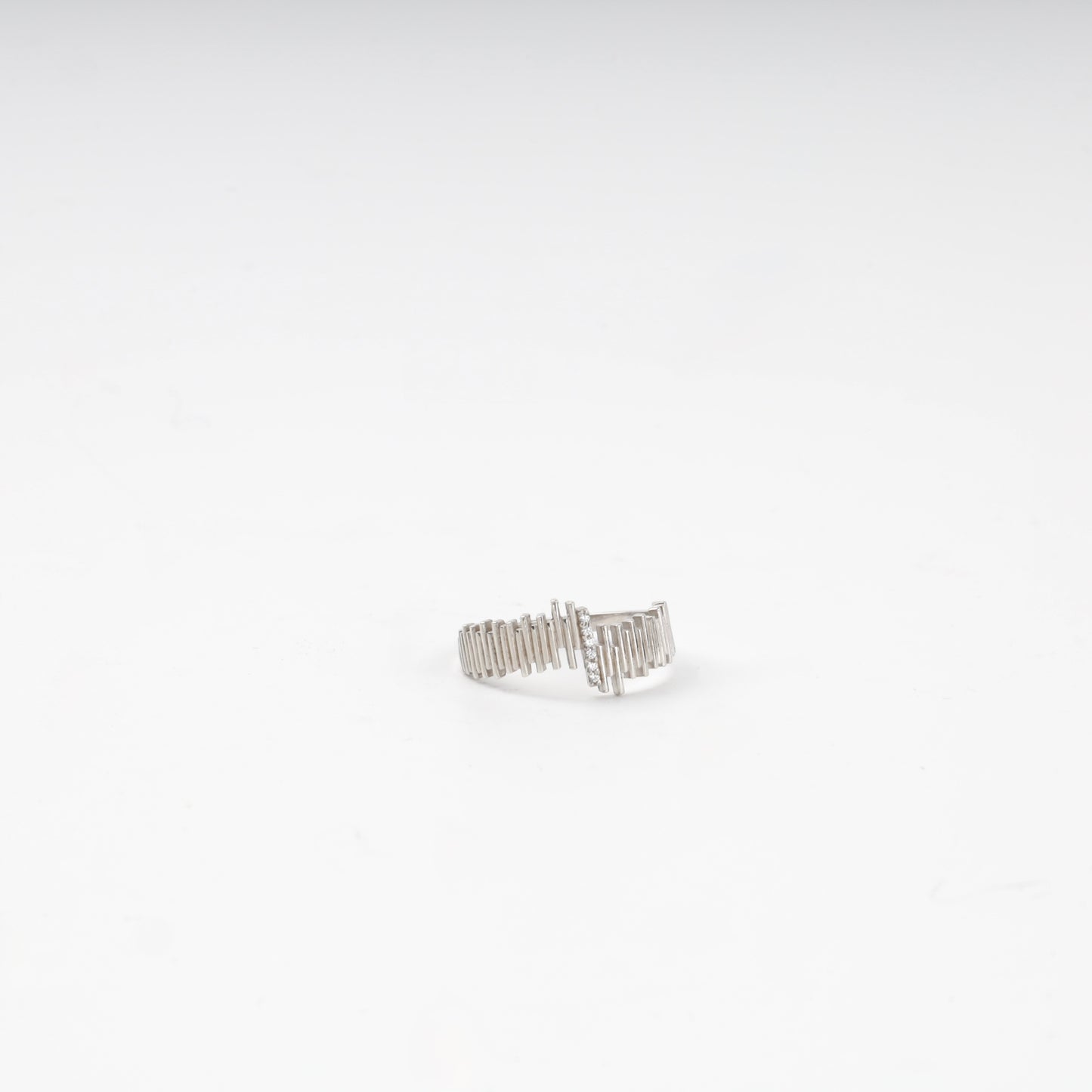 Silver 925 soundwave bar ring with cubic zirconia — Kabluchka
