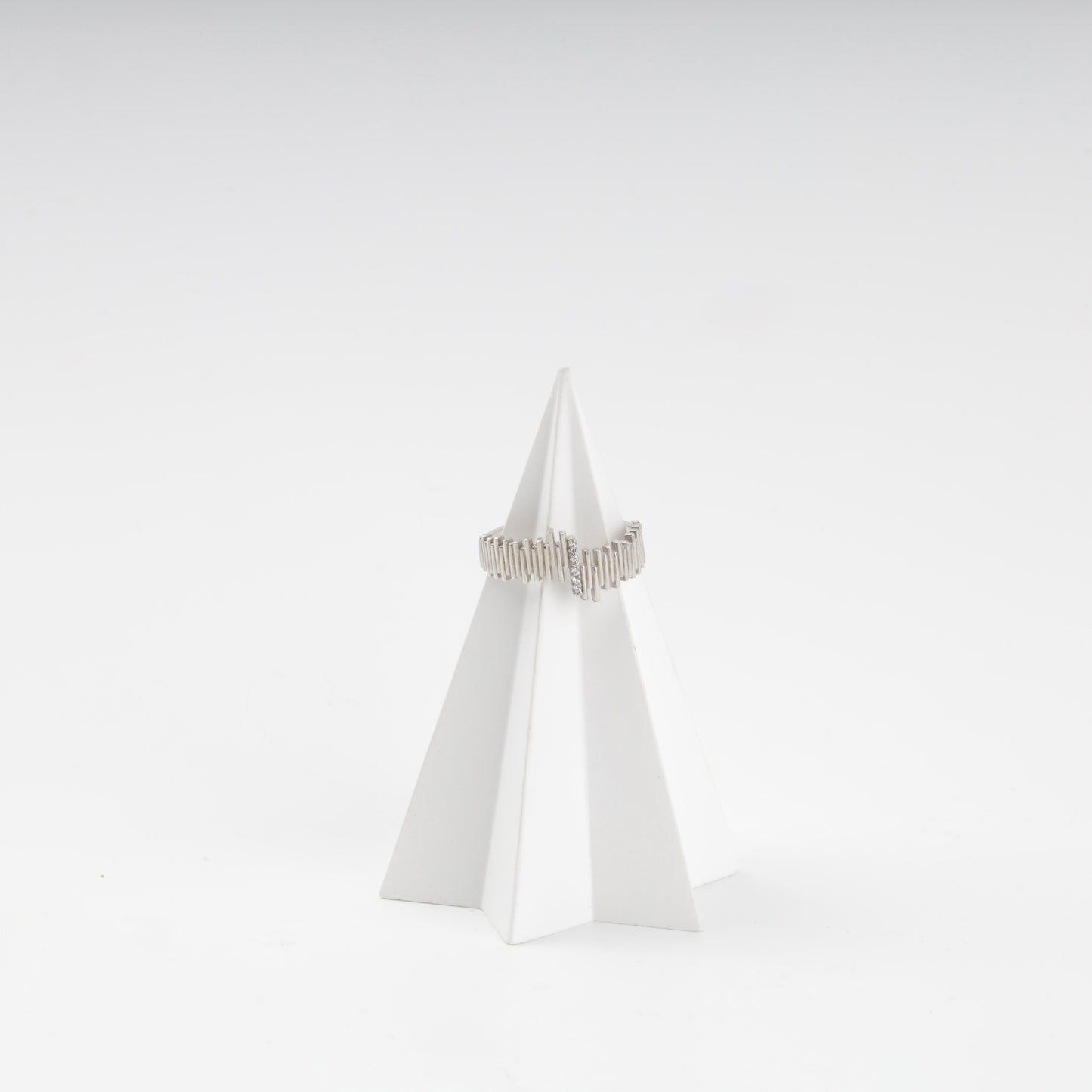 Silver soundwave ring with a line of cubic zirconia, front — Kabluchka