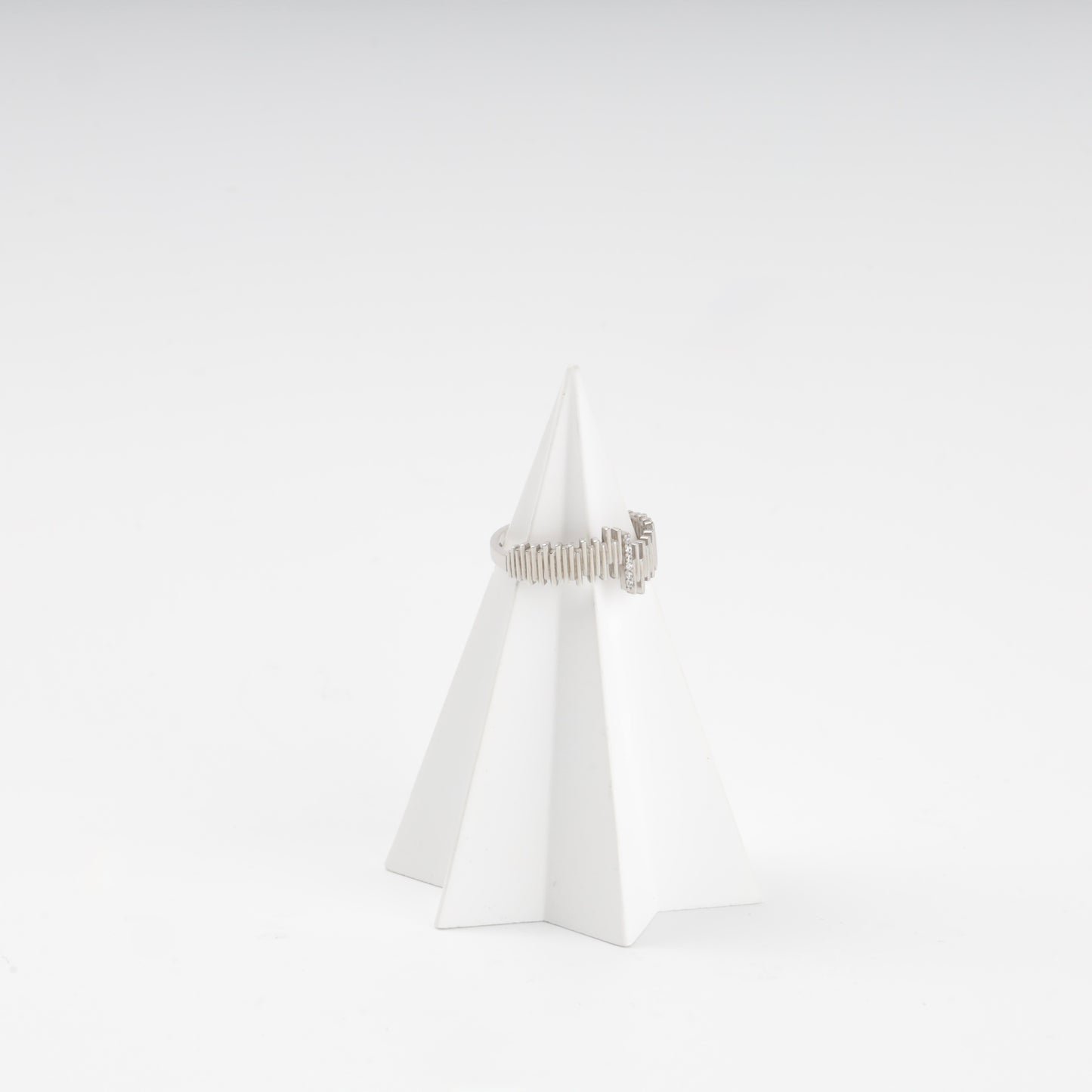 Rhodium-plated silver bar ring on a stand — Kabluchka
