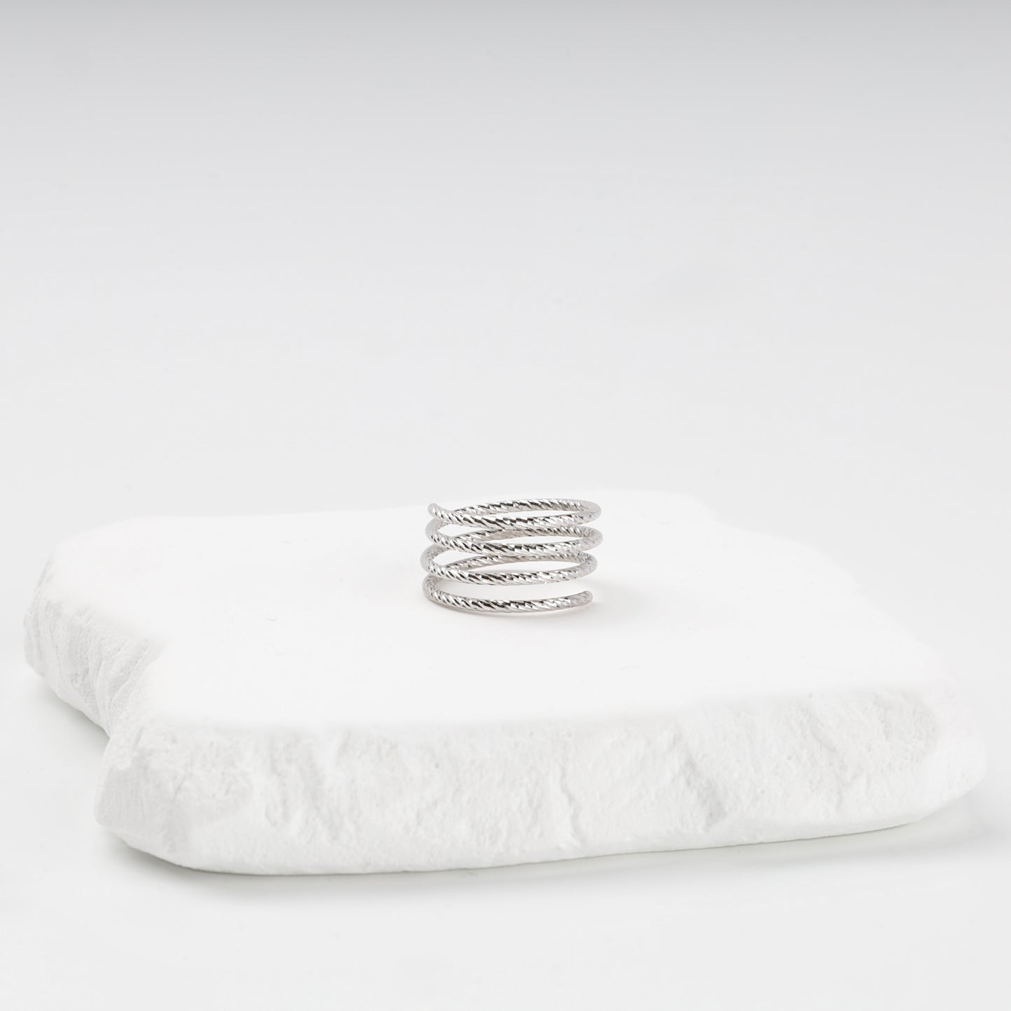 Diamond-cut open ring — side detail — Kabluchka
