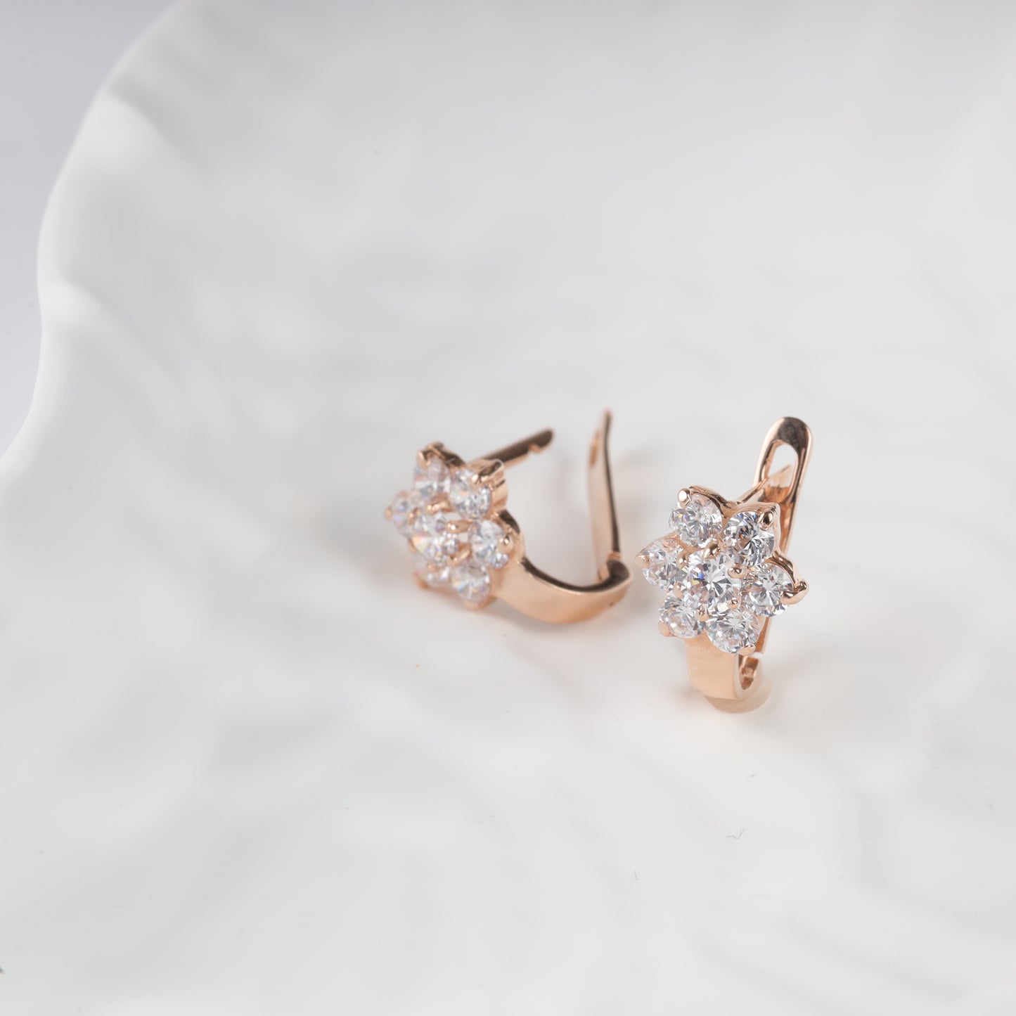 Rose gold 585 flower stud earrings side view - Kabluchka