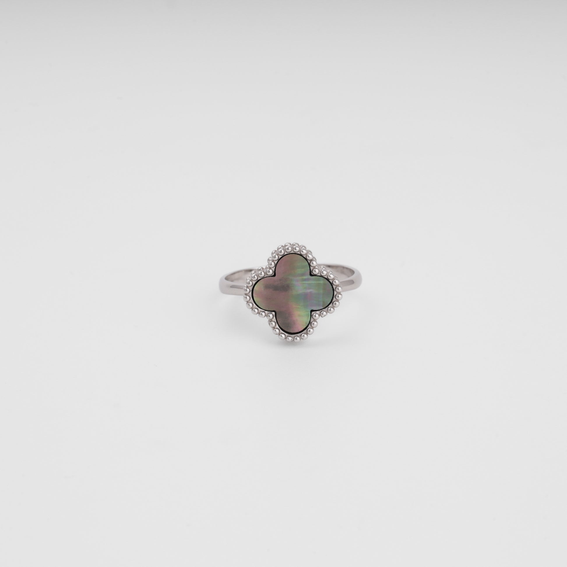 Silver 925 four-leaf clover ring with black mother-of-pearl, top view — Kabluchka