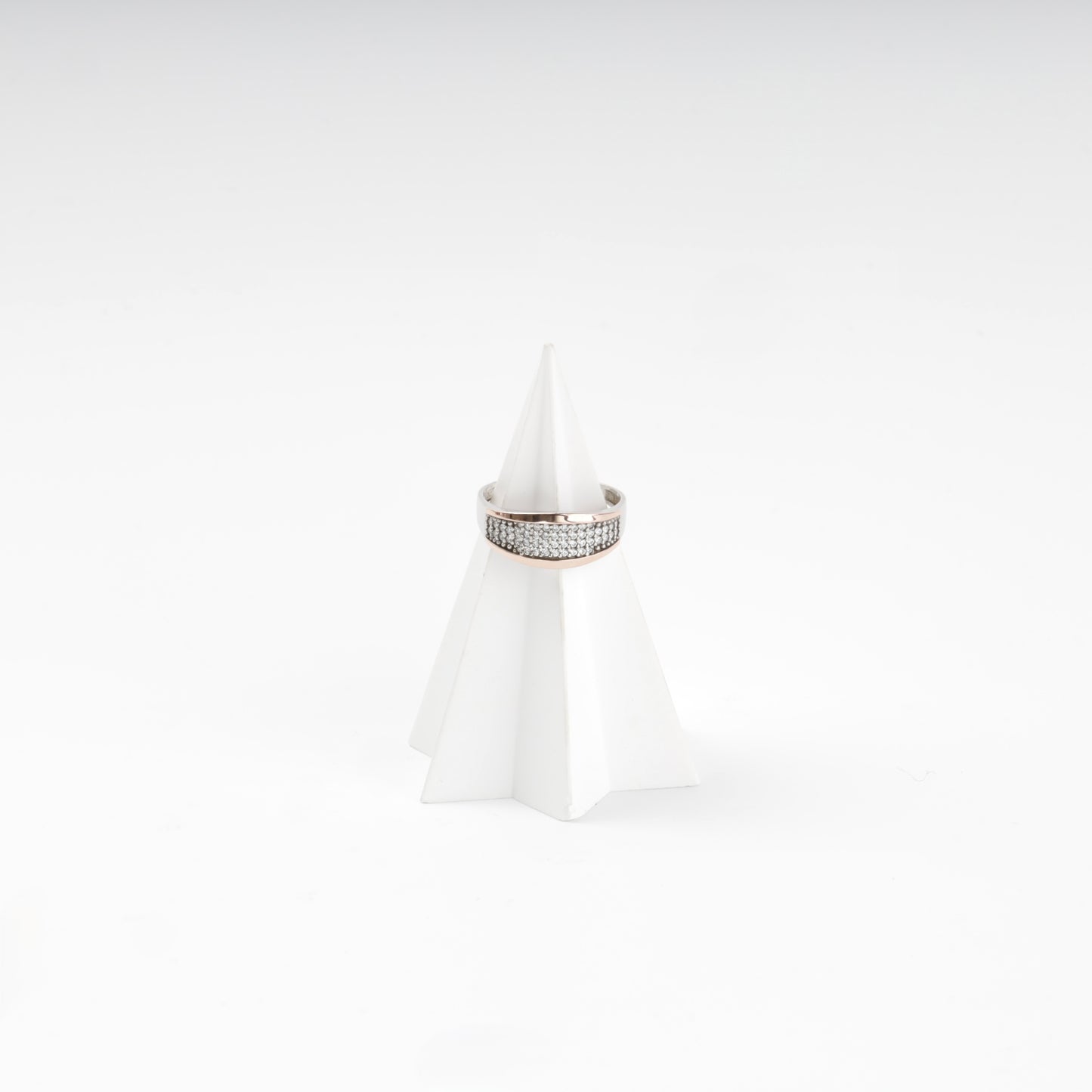Gold 375 framed cubic zirconia ring — detail — Kabluchka