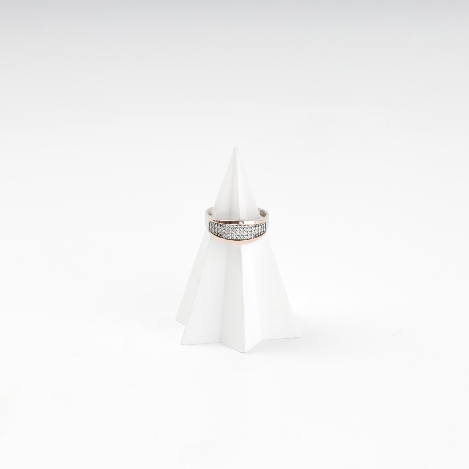 Gold 375 framed cubic zirconia ring — detail — Kabluchka