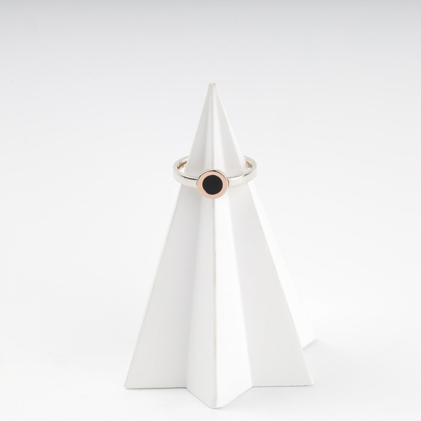 Silver 925 ring with black enamel and gold 375 — Kabluchka