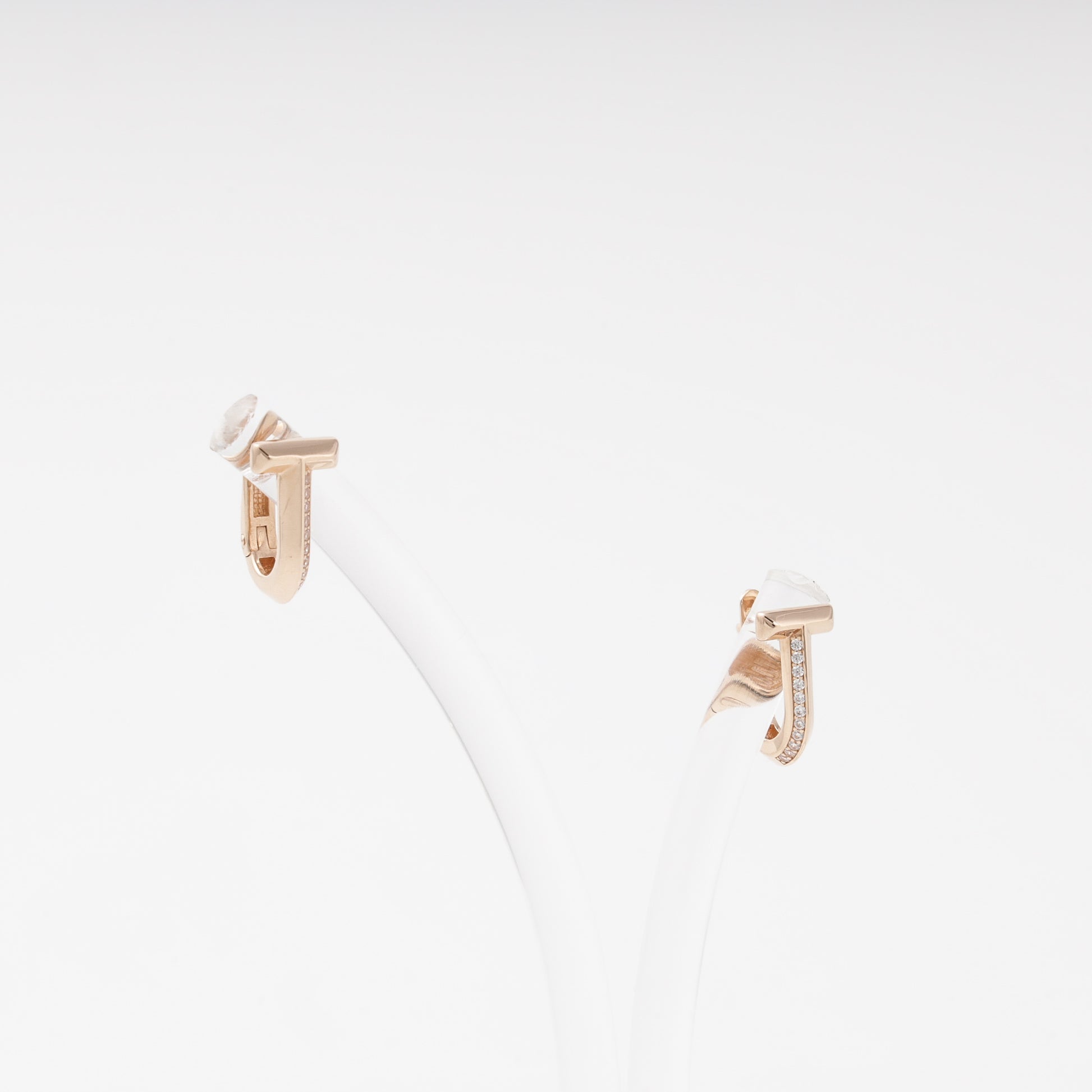 Rose gold 585 T-bar earrings on display — Kabluchka