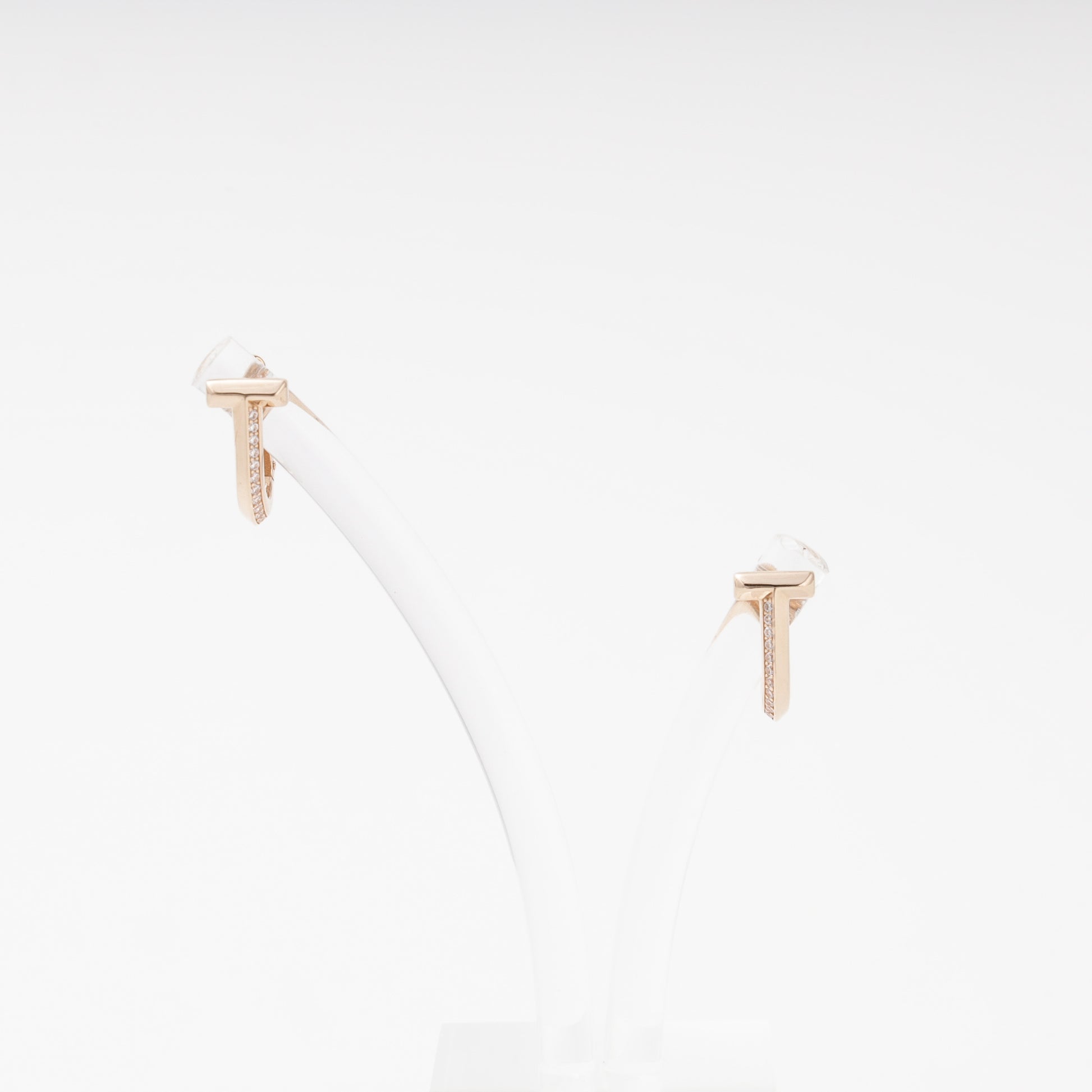 Rose gold 585 T-bar earrings with cubic zirconia on display — Kabluchka