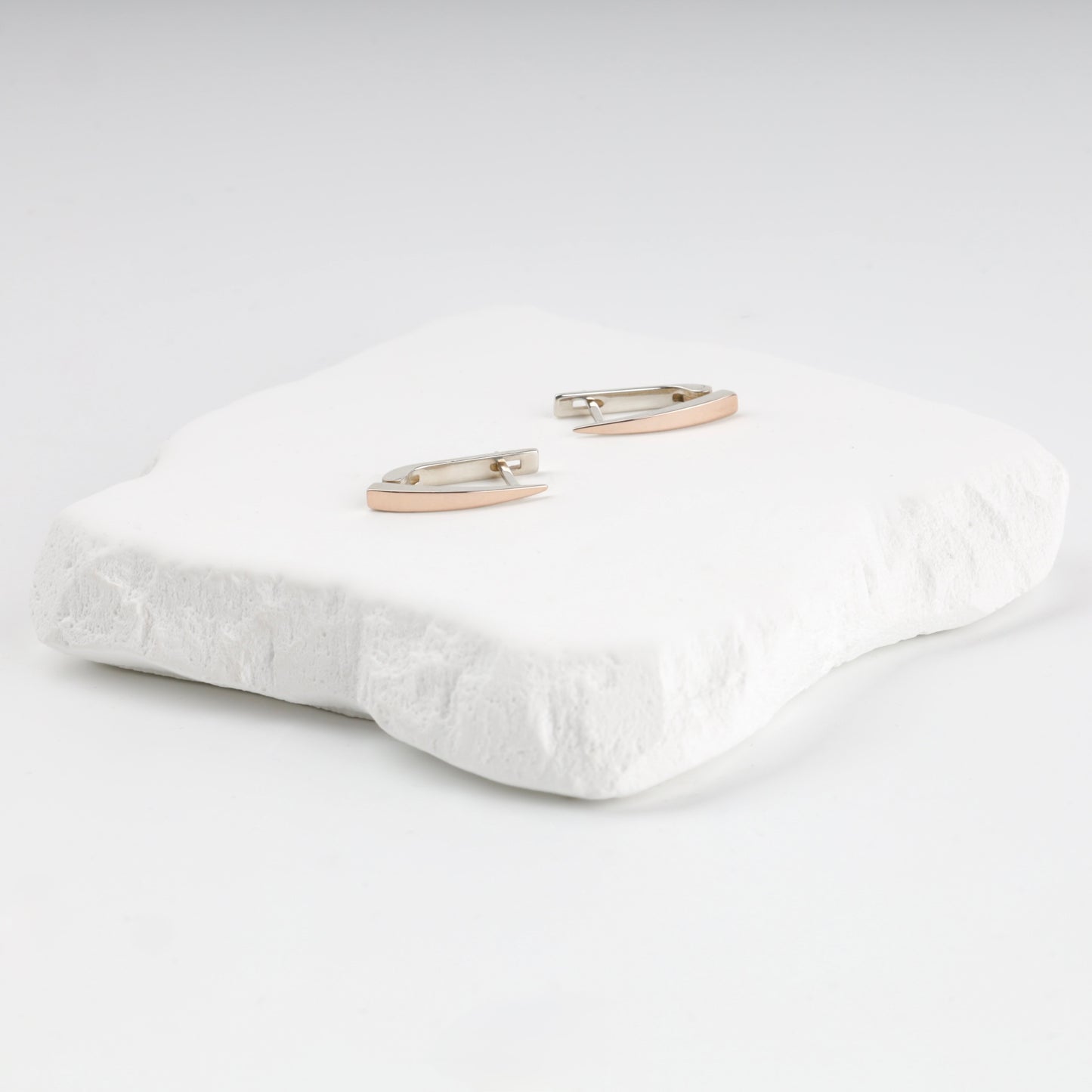 Silver 925 curved drop earrings with gold 375 — Kabluchka