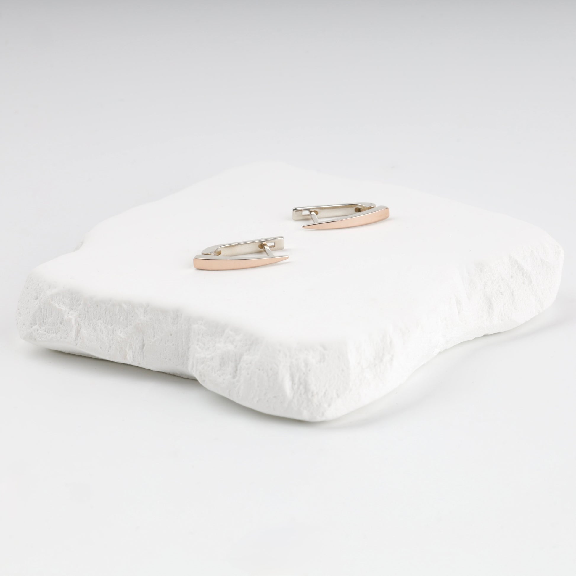 Silver 925 curved drop earrings with gold 375 — Kabluchka