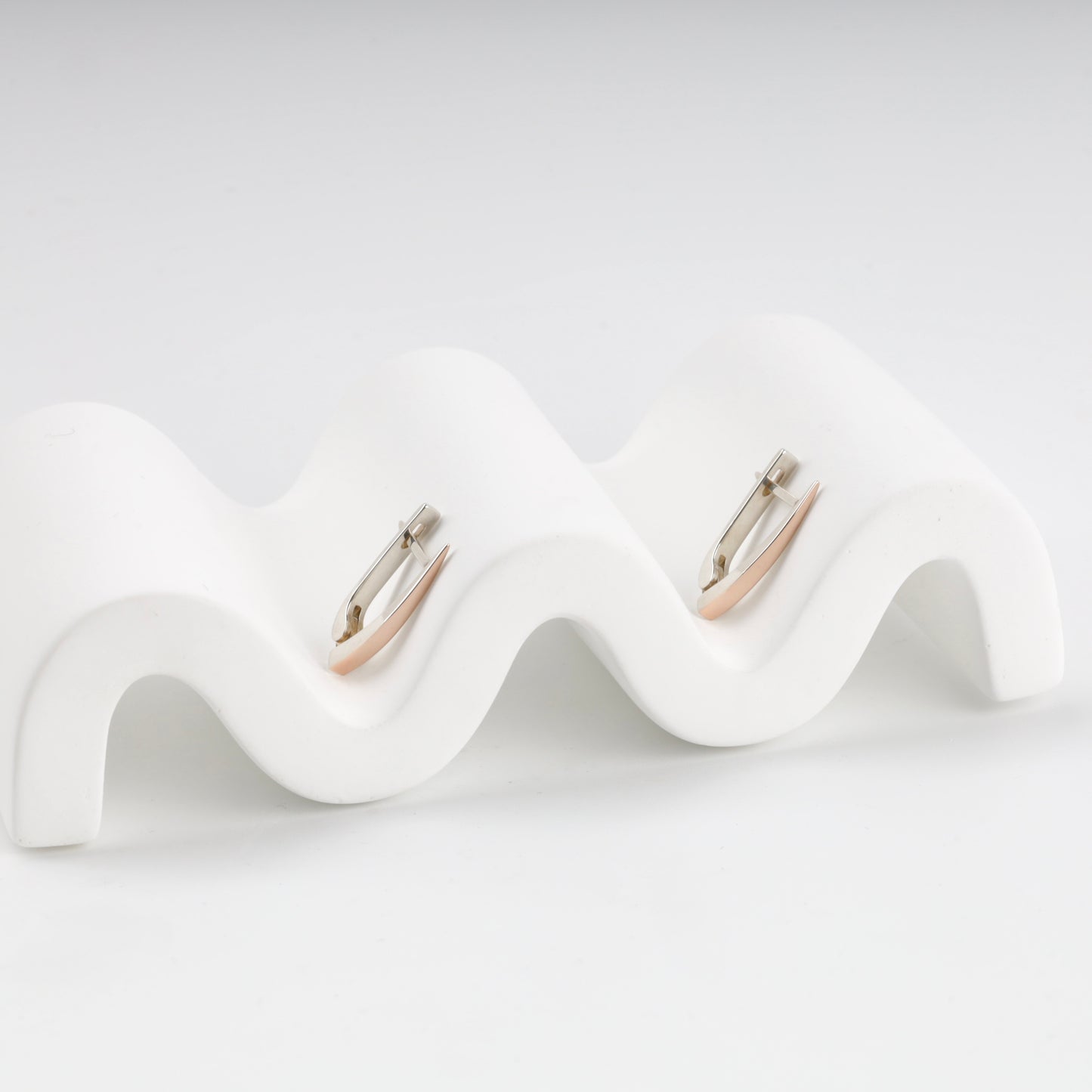 Silver 925 curved drop earrings with gold 375 — Kabluchka