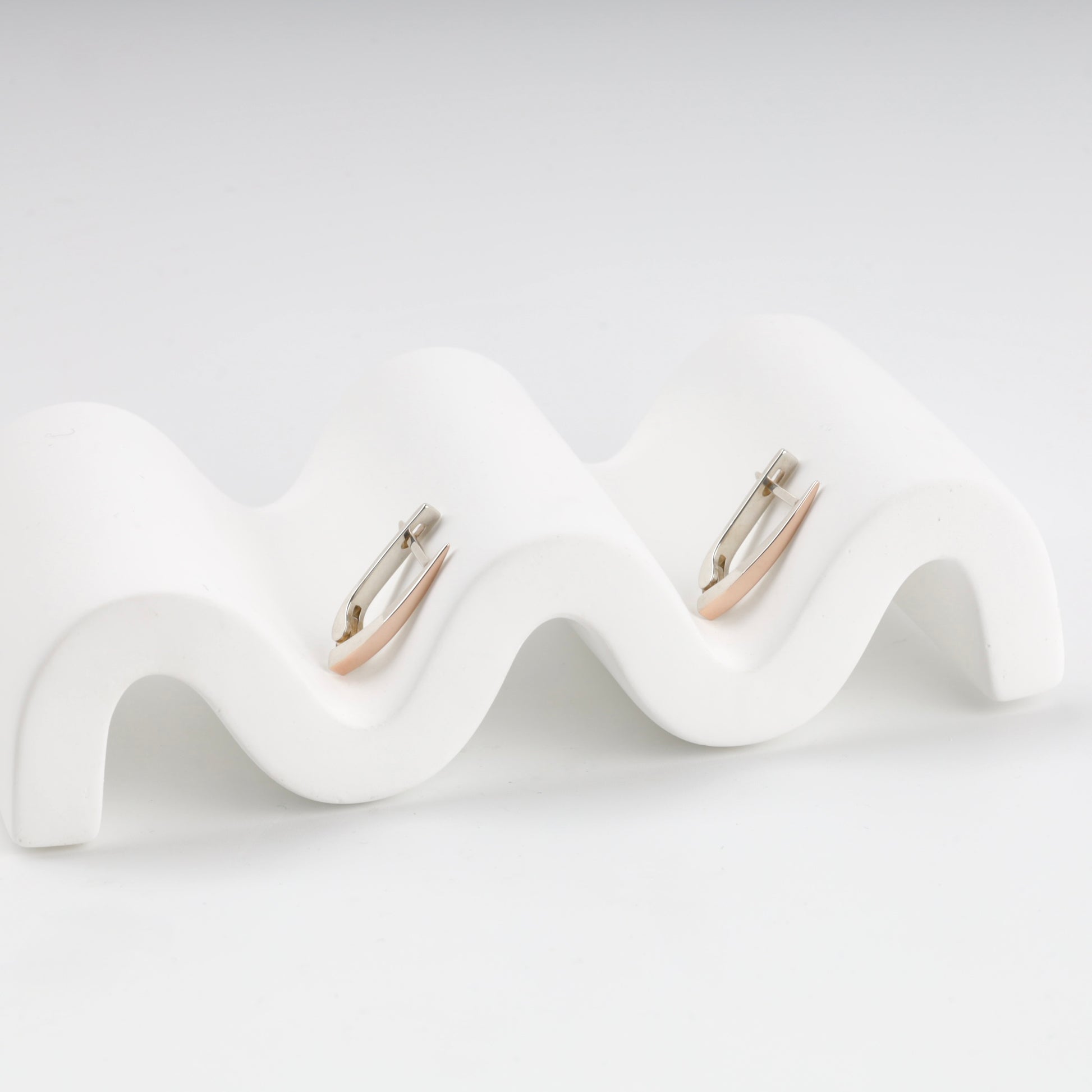 Silver 925 curved drop earrings with gold 375 — Kabluchka
