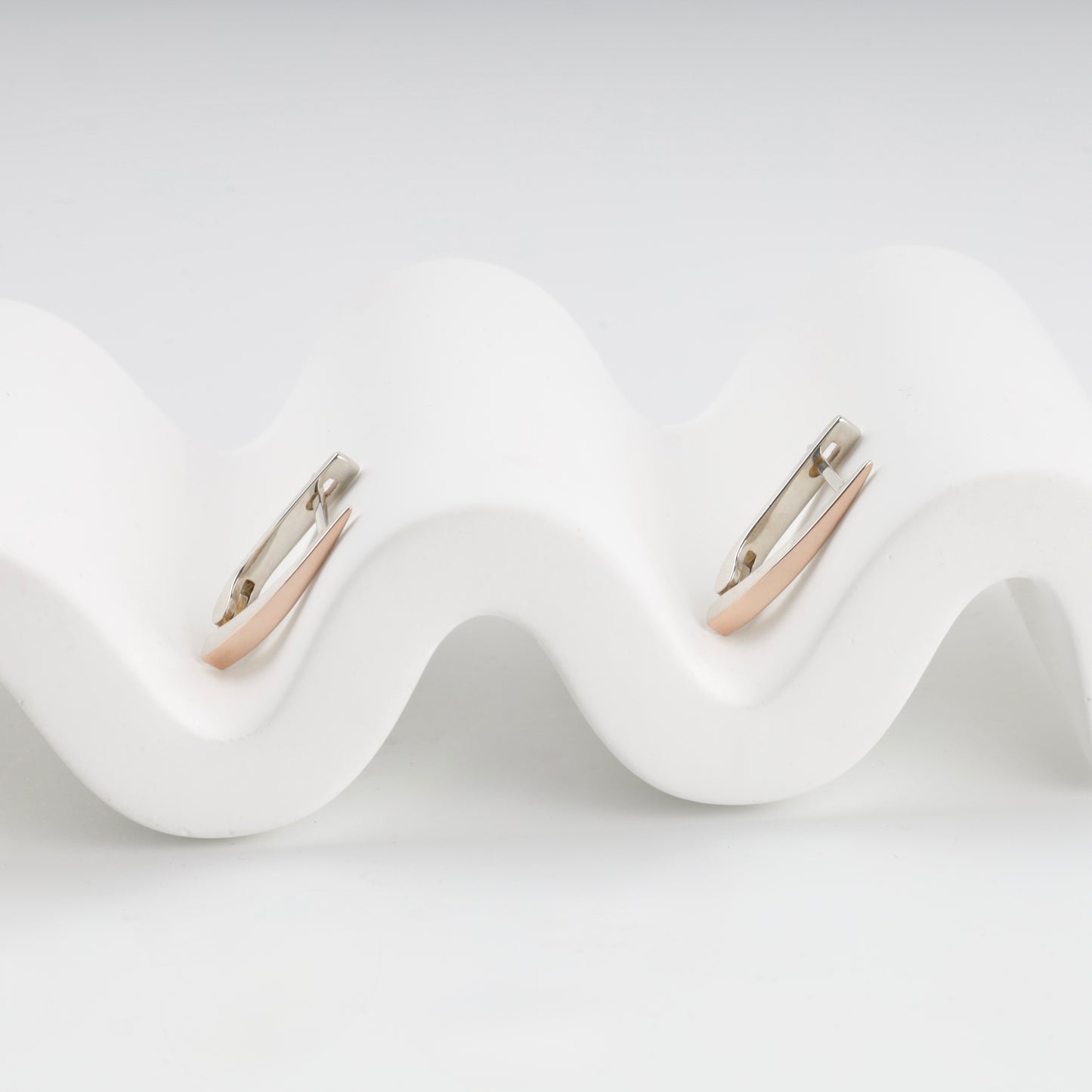 Silver 925 curved drop earrings with gold 375 — Kabluchka