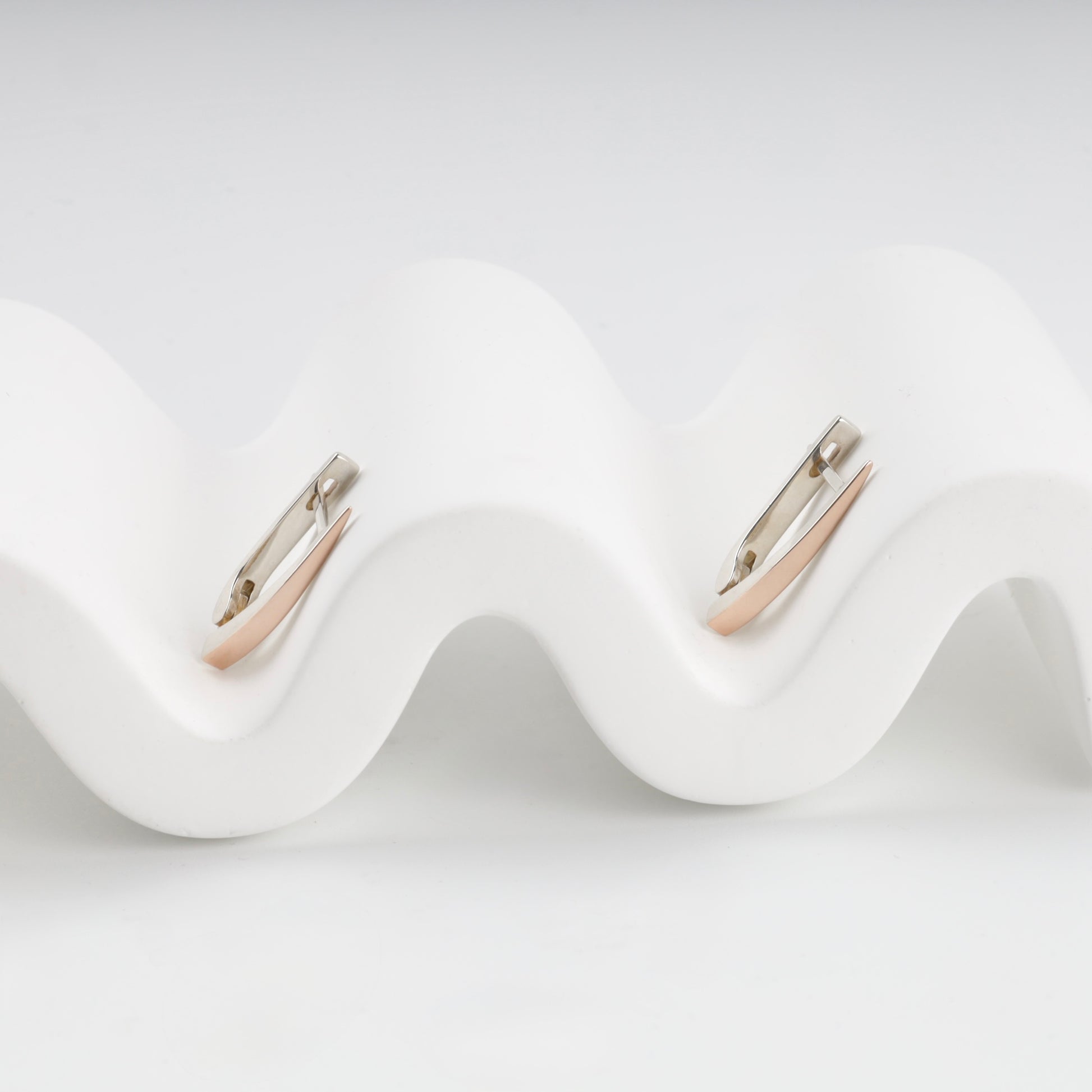 Silver 925 curved drop earrings with gold 375 — Kabluchka
