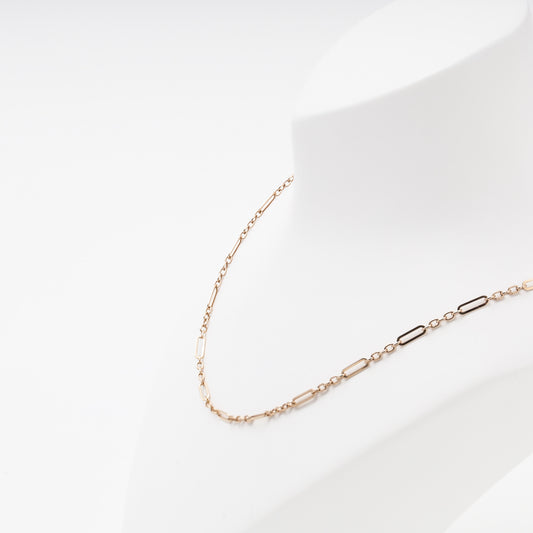 Rose Gold 585 paperclip chain necklace close-up on bust - Kabluchka